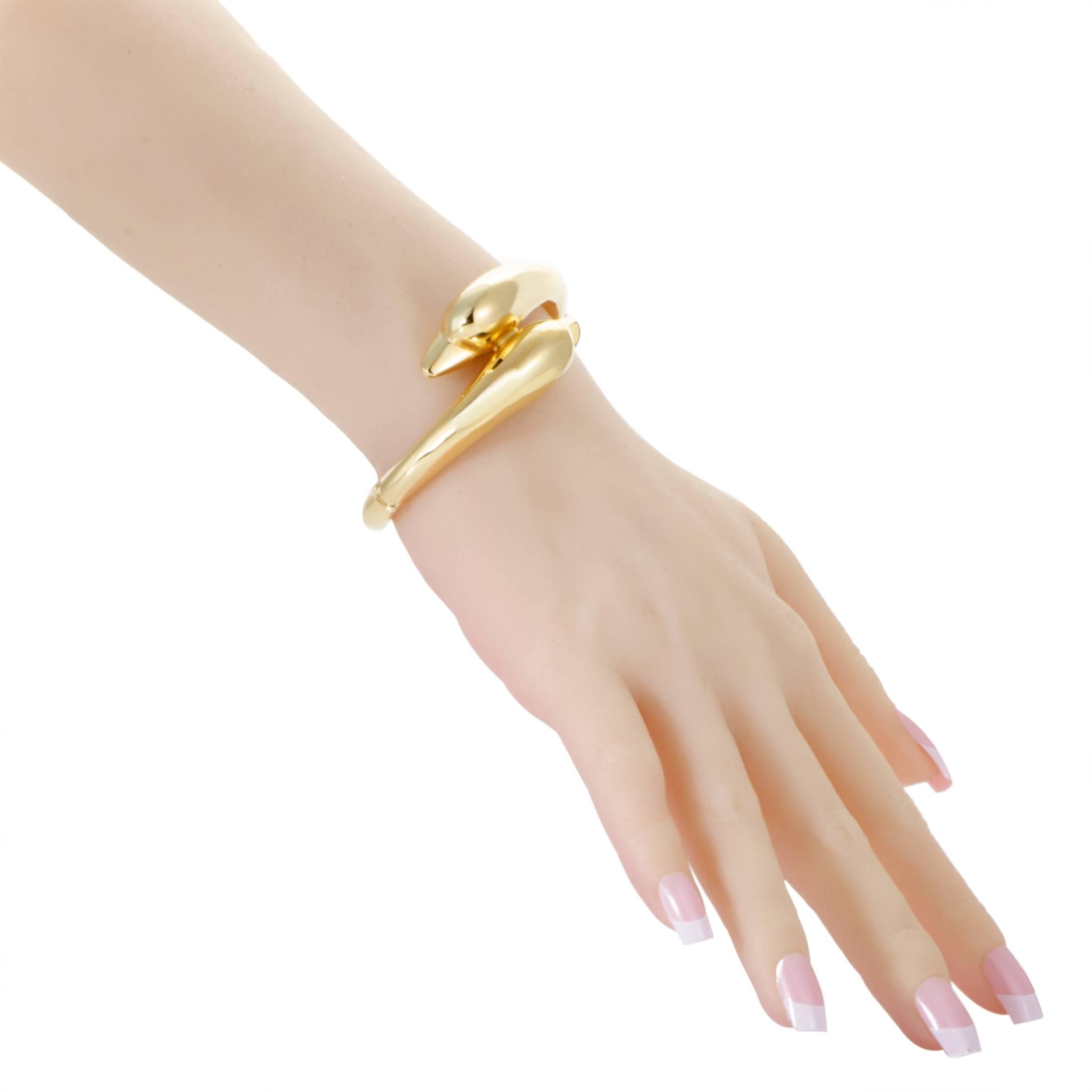 Focusing on the intrinsic prestigious beauty of 18K yellow gold and bringing it out in fascinating fashion by designing a wonderfully smooth and intriguing shape while also applying an immaculate polish, Ilias Lalaounis created this truly