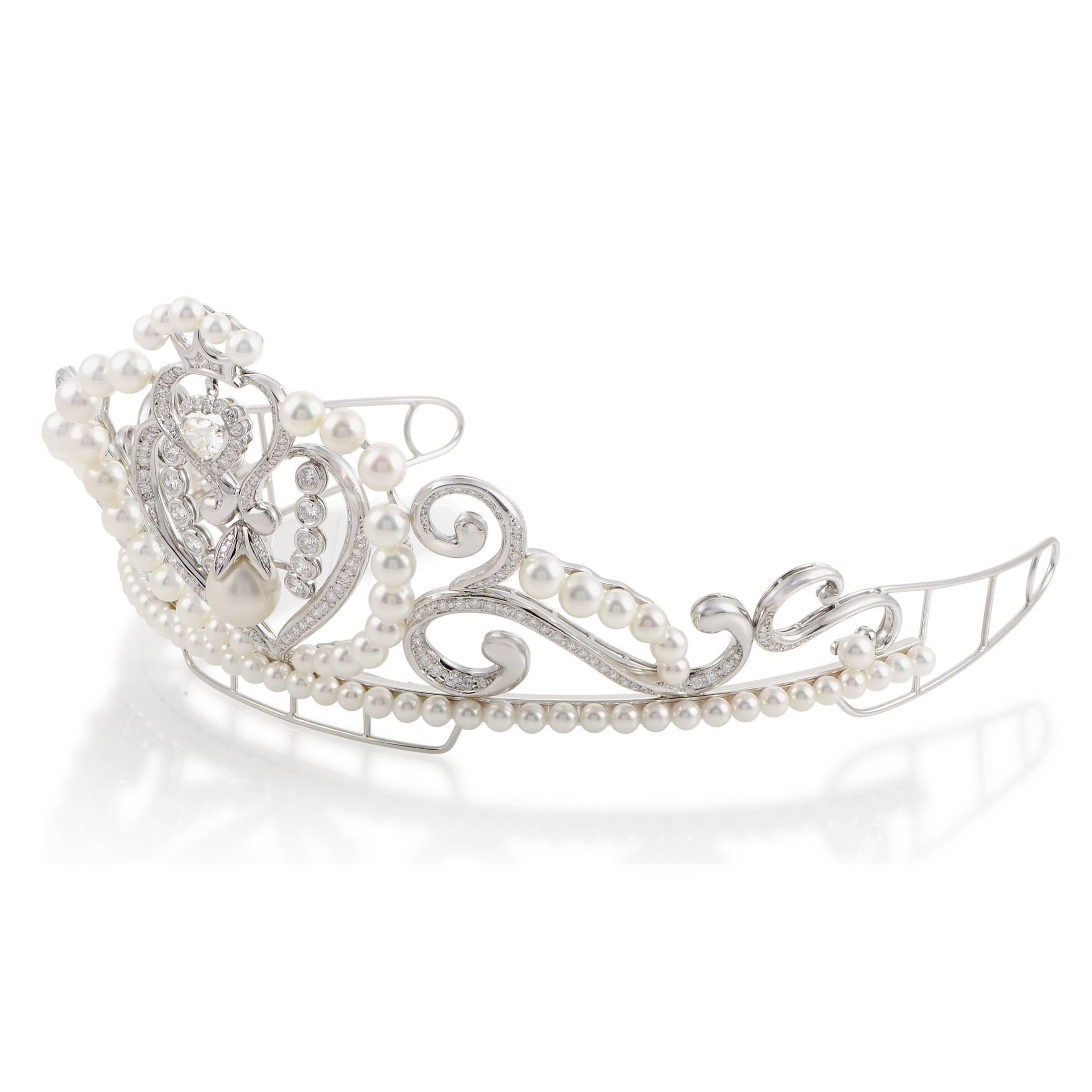 With a stunning central L-colored diamond of VS clarity weighing 1.67 carats, alongside 7.95ct of diamond brilliance in this tantalizing 18K white gold tiara which also boasts splendid pearls to perfectly complete the sight.
