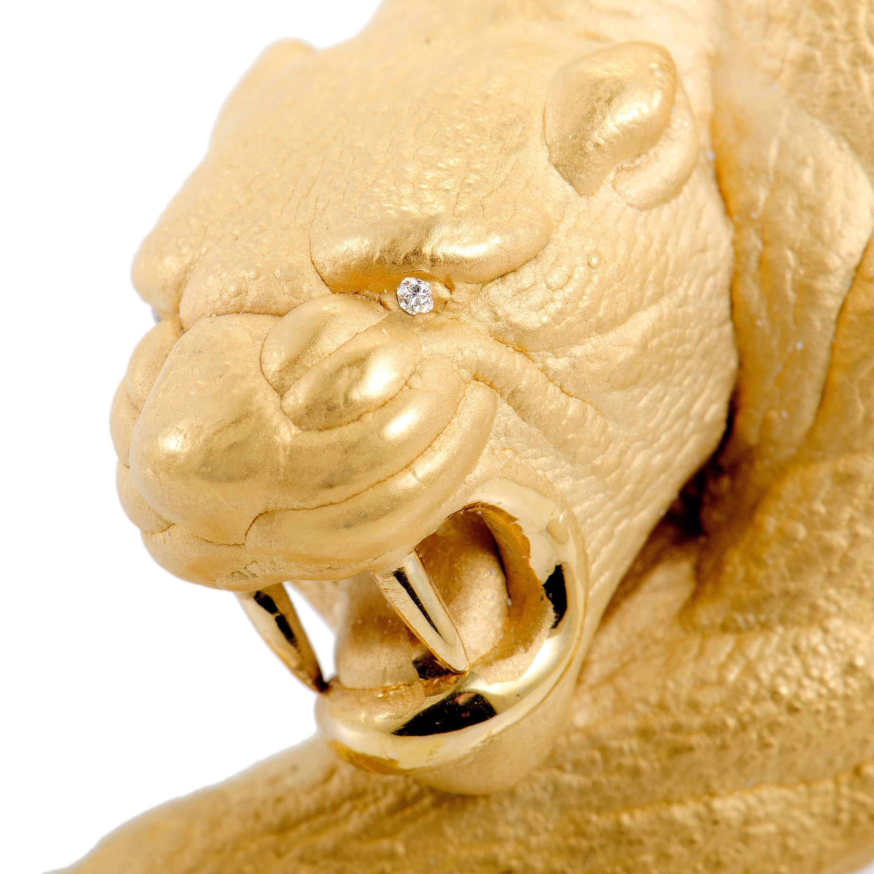 Majestic, daring and highly renowned, the brand's emblematic motif of a panther is employed in an extraordinary manner in this outstanding necklace from Carrera y Carrera which is made of radiant 18K yellow gold and set with fascinating diamonds as