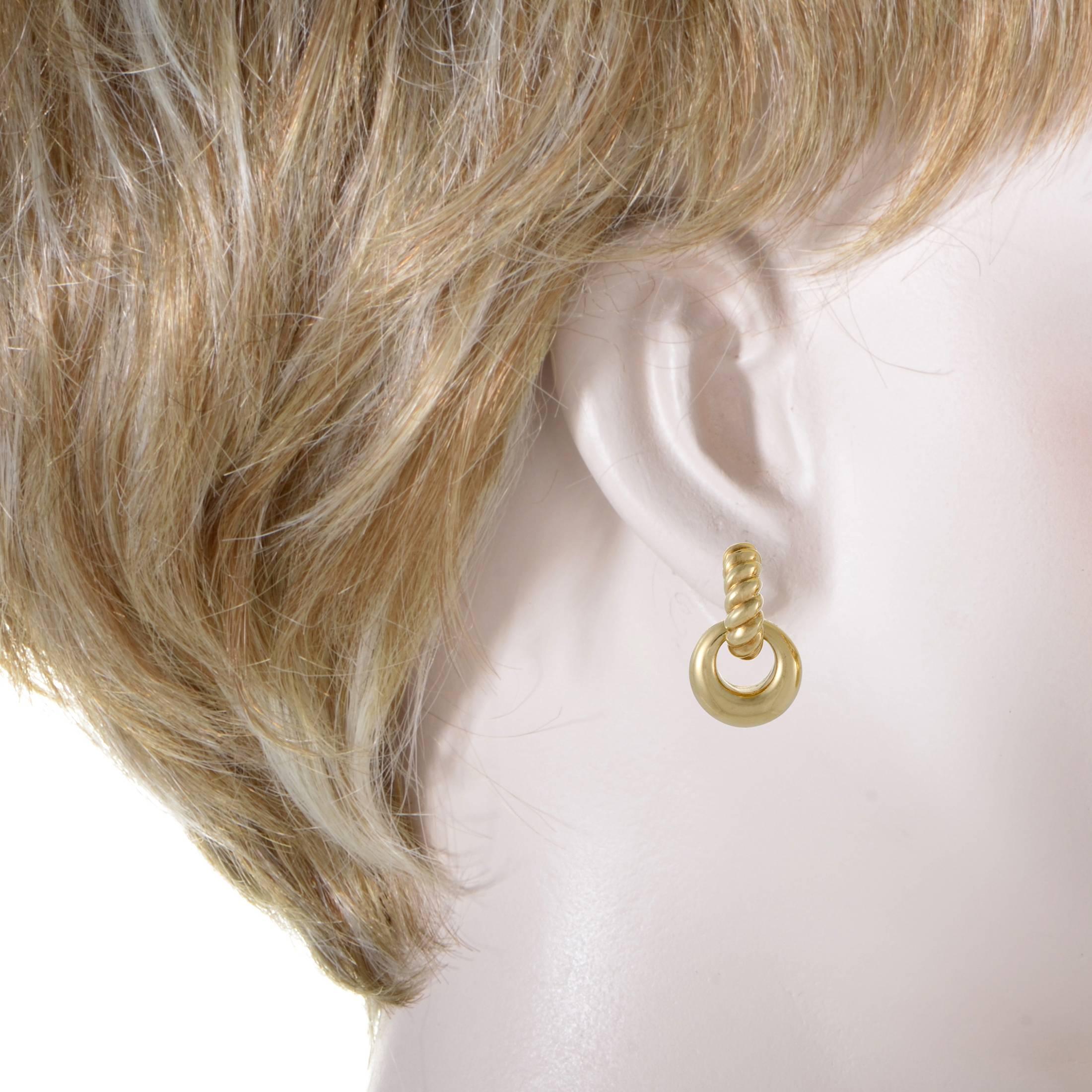 Made entirely of immaculately gleaming 18K yellow gold and boasting shapes that gracefully twist and flow to produce an enchanting allure, these gorgeous earrings from Pomellato offer a look of stylish elegance and excellence.