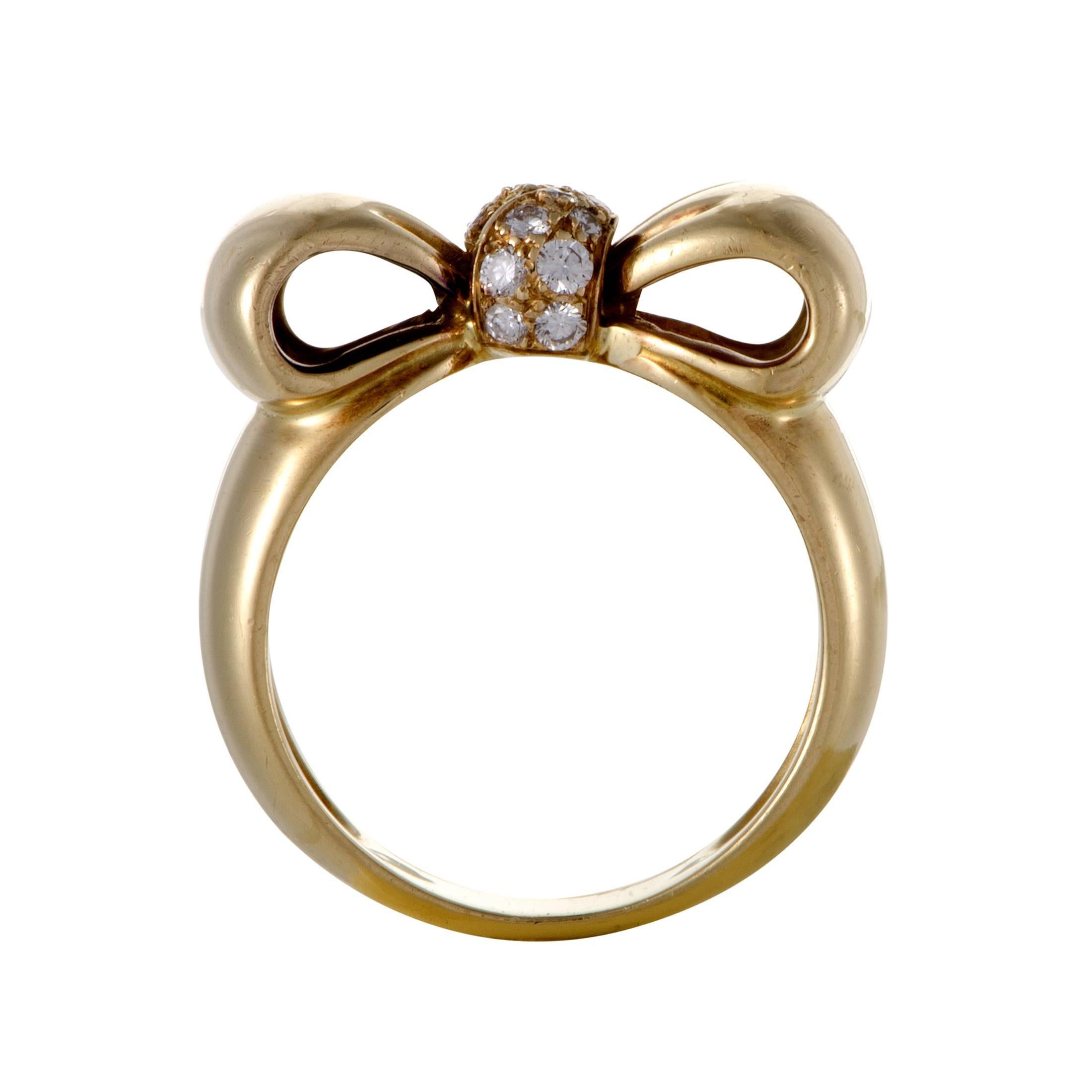 Designed in the adorable form of a bow and adorned with lustrous diamonds weighing in total 0.20ct, this exceptional ring from Van Cleef & Arpels is made of precious 18K yellow gold to exude an alluring aura of feminine radiance.
Ring Top