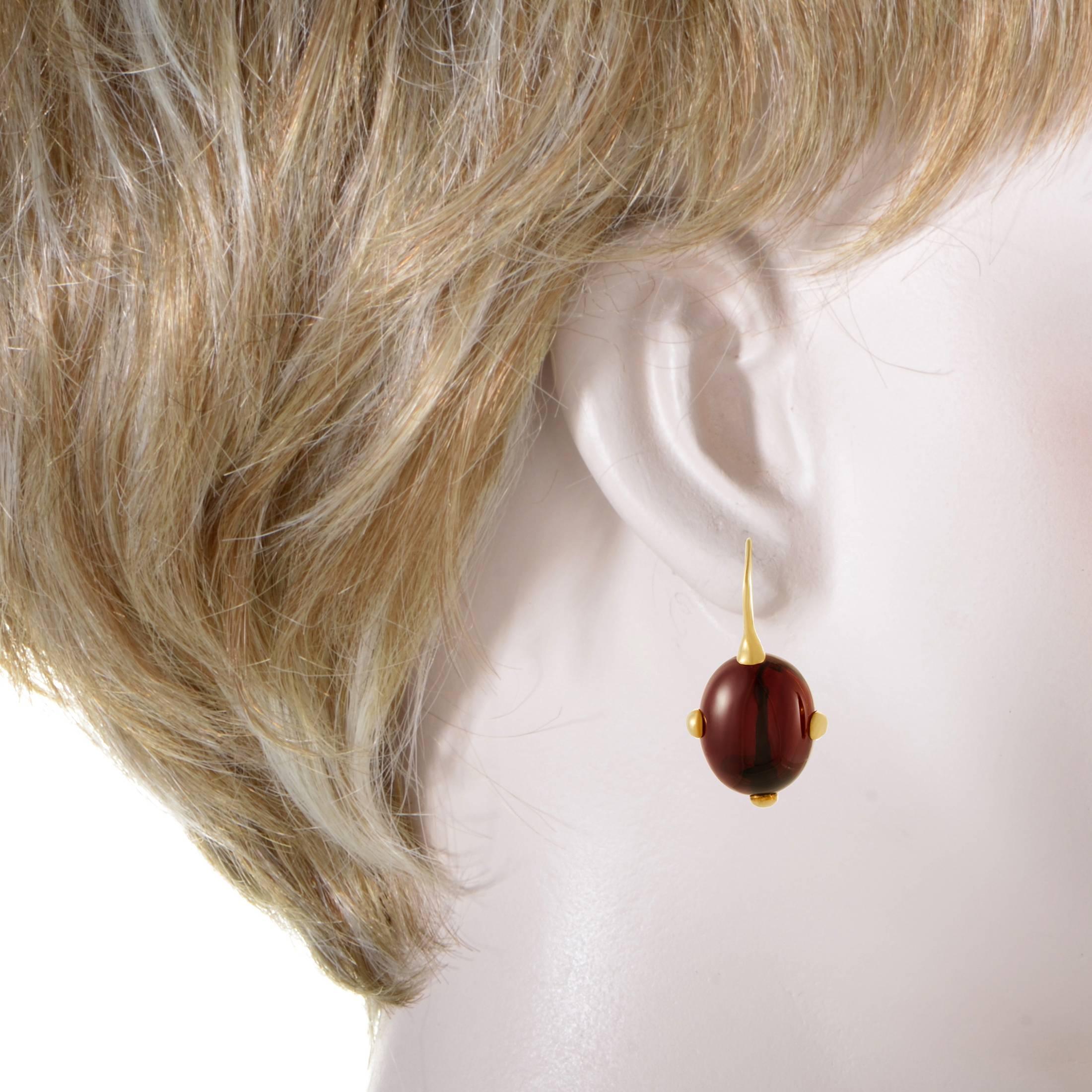 Exceptionally exuberant, slightly translucent and marvelously cut, the astounding garnet stones produce a fantastic allure in these fabulous earrings from Pomellato which are made of luxurious 18K yellow gold for a stylish overall tone.