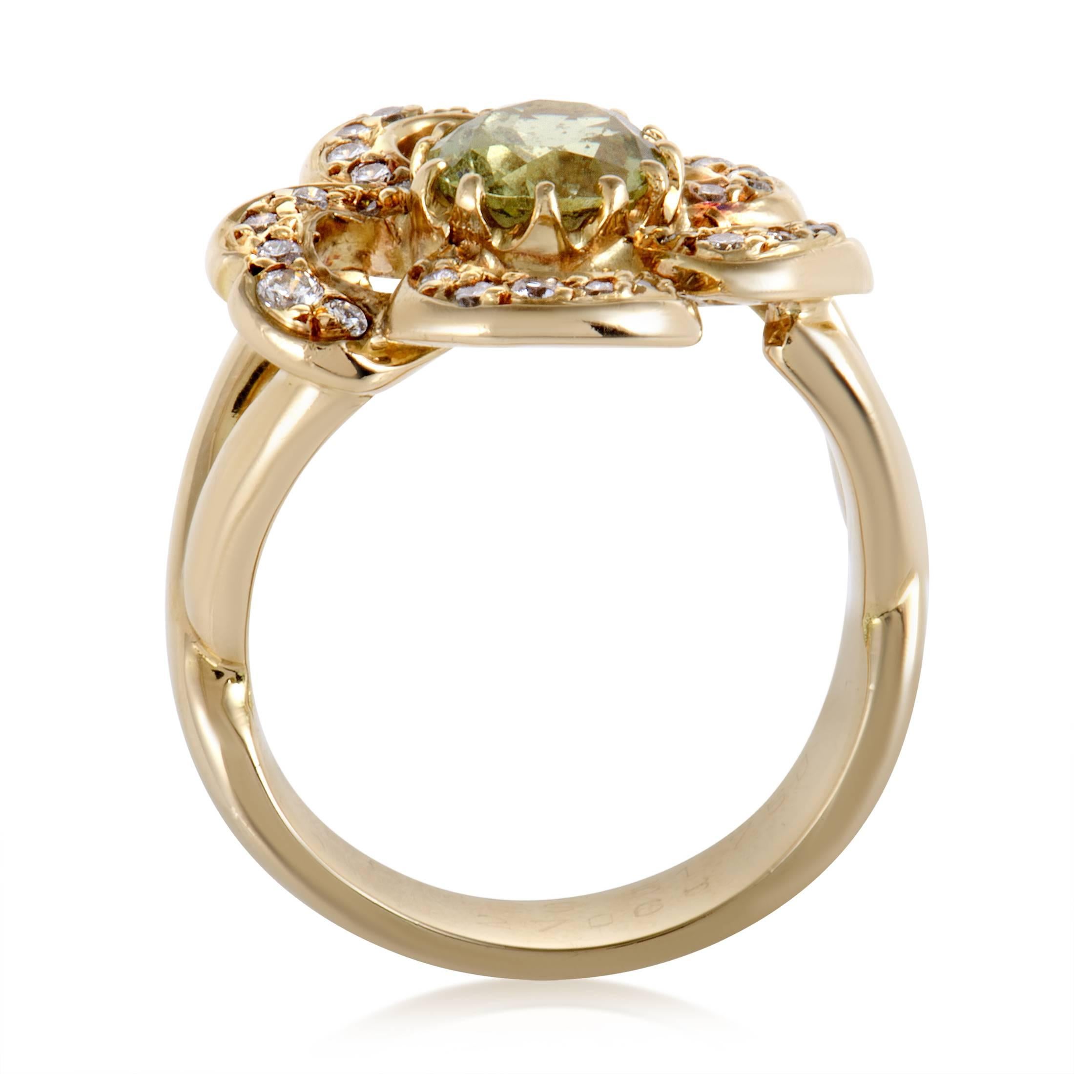 Lined with scintillating diamonds weighing in total 0.30ct and topped off with a charming peridot stone, the adorable flower-shaped decoration exudes a wonderful sparkle in this exceptional ring from Hermès made of precious 18K yellow gold.
Ring Top