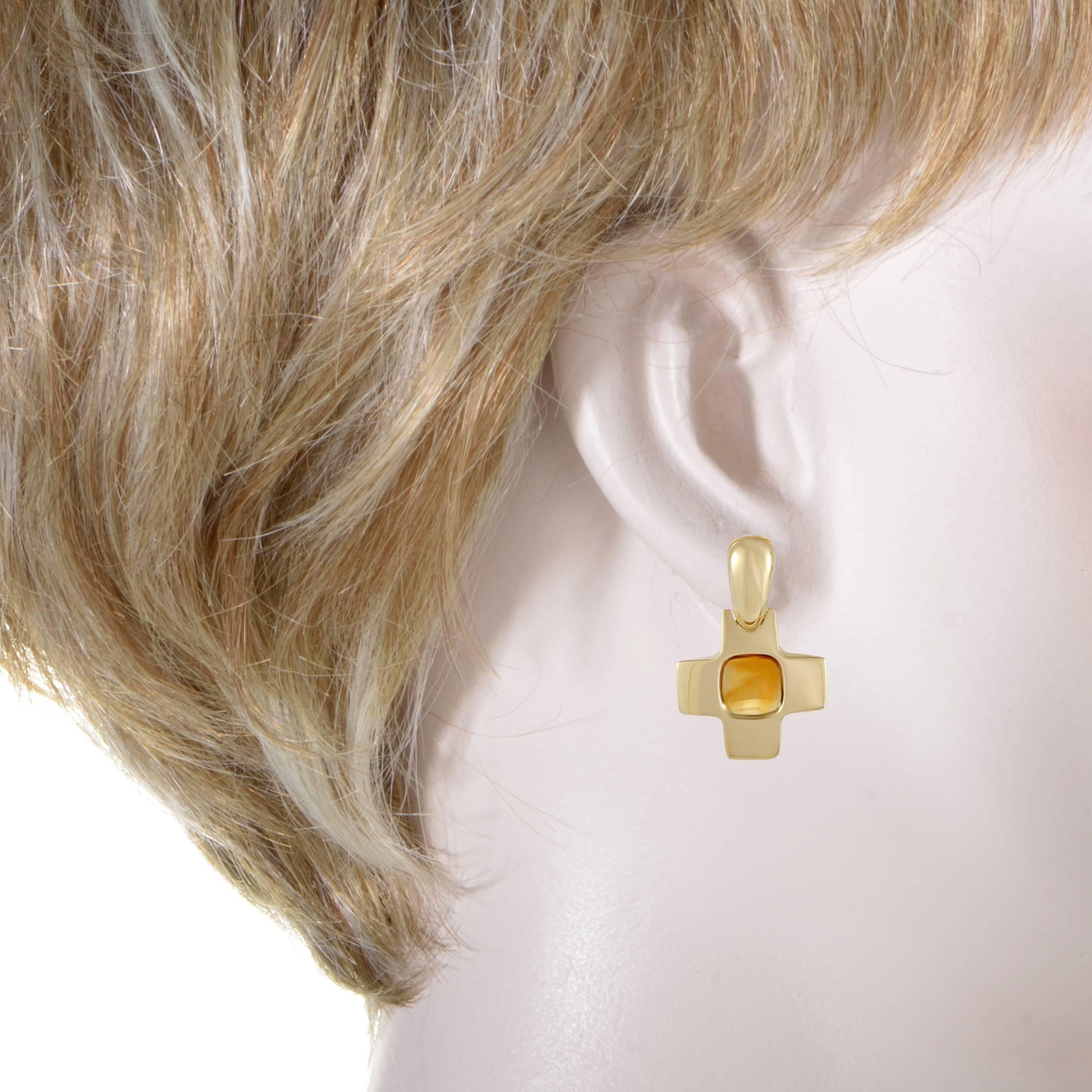 Perfectly falling into place with both their splendid shape and enchanting color, the stunning citrine stones aptly complete the sight of smoothness and warmth set by the luxurious 18K yellow gold in these marvelous earrings from Pomellato.
Included
