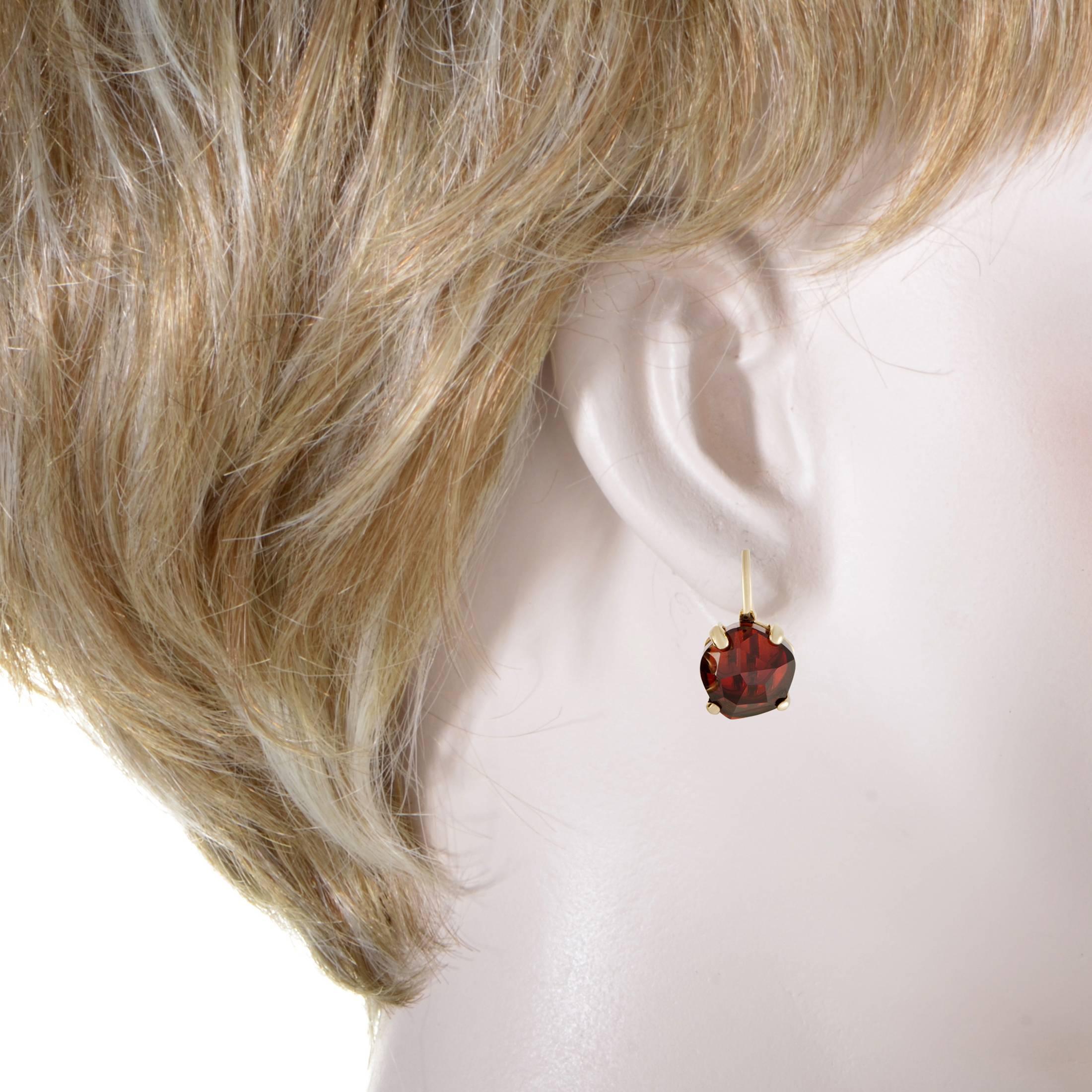 Focusing on the exquisitely faceted shape and fantastically deep and dark color as well as sheer size of the regal garnet stones, Pomellato created these gorgeous Lola earrings made of complementing 18K yellow gold.
Included Items: Manufacturer's