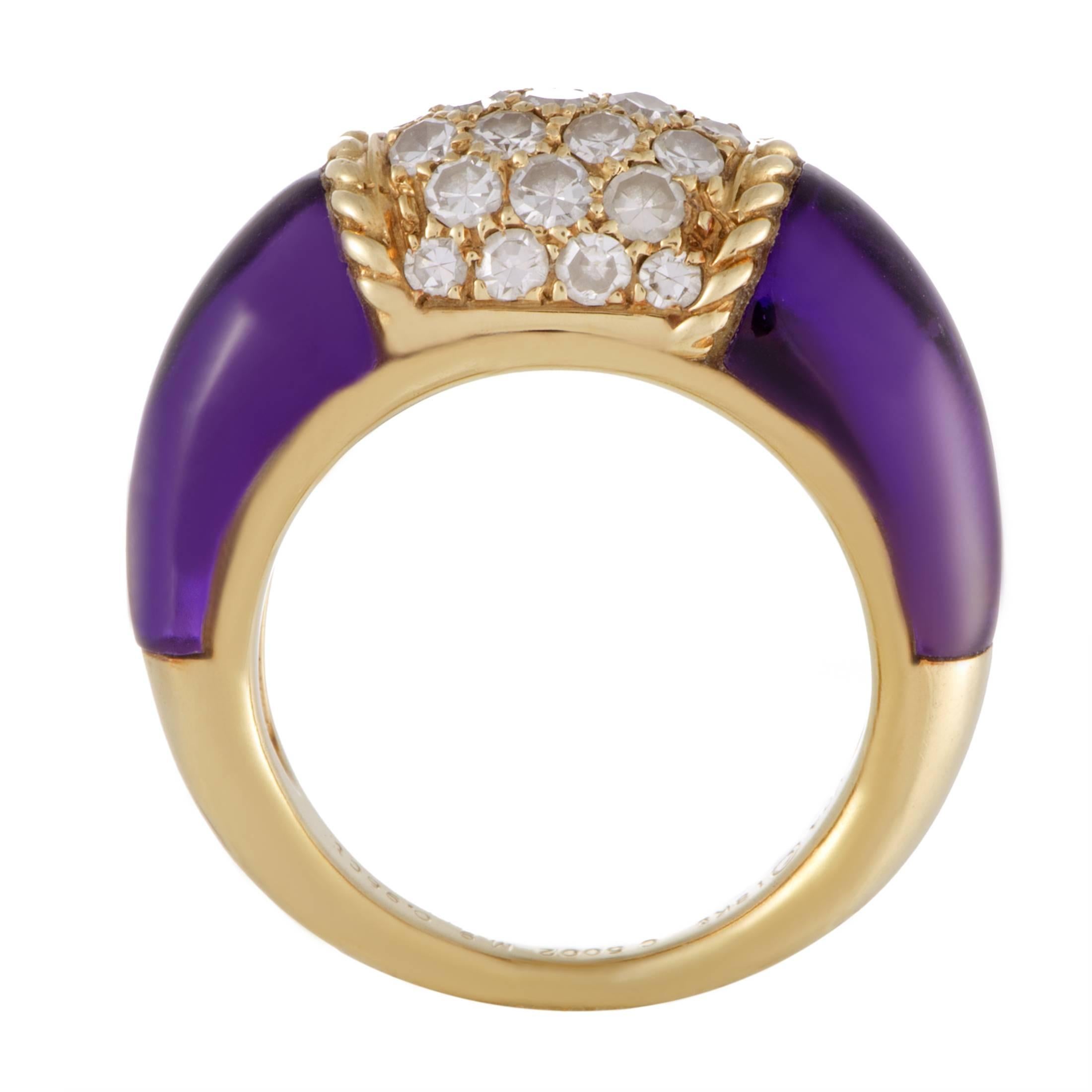 Complemented by delightfully smooth and gorgeous amethysts on both sides, the scintillating arrangement of diamonds totaling 0.96ct stands out in fascinating fashion against the 18K yellow gold to produce a charming allure in this exceptional ring