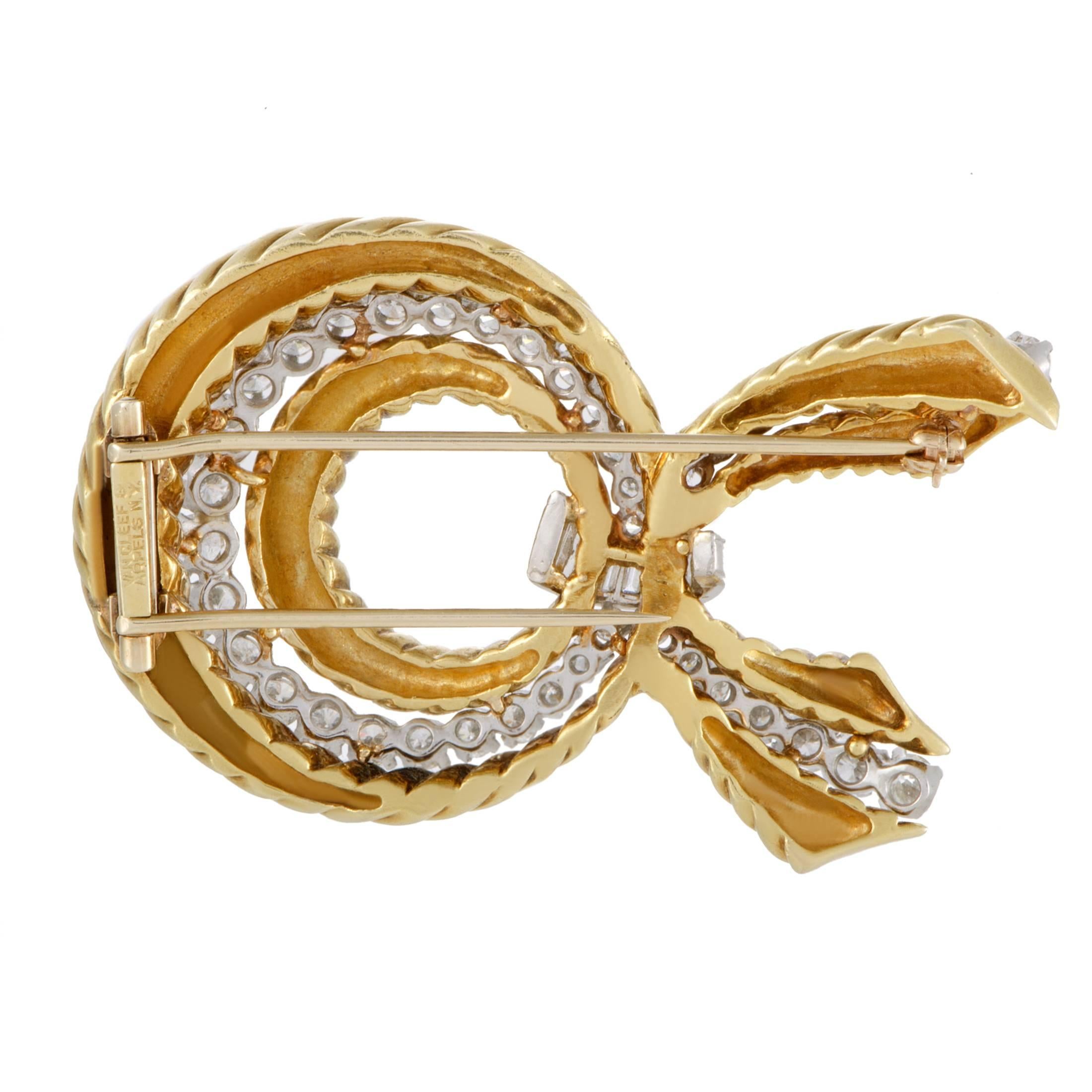 The intricate pattern of gold brilliantly combines with the precious sparkle of diamonds amounting to 3.50 carats to produce a stunning allure in this fabulous brooch from Van Cleef & Arpels which is made of a prestigious blend of 18K yellow and