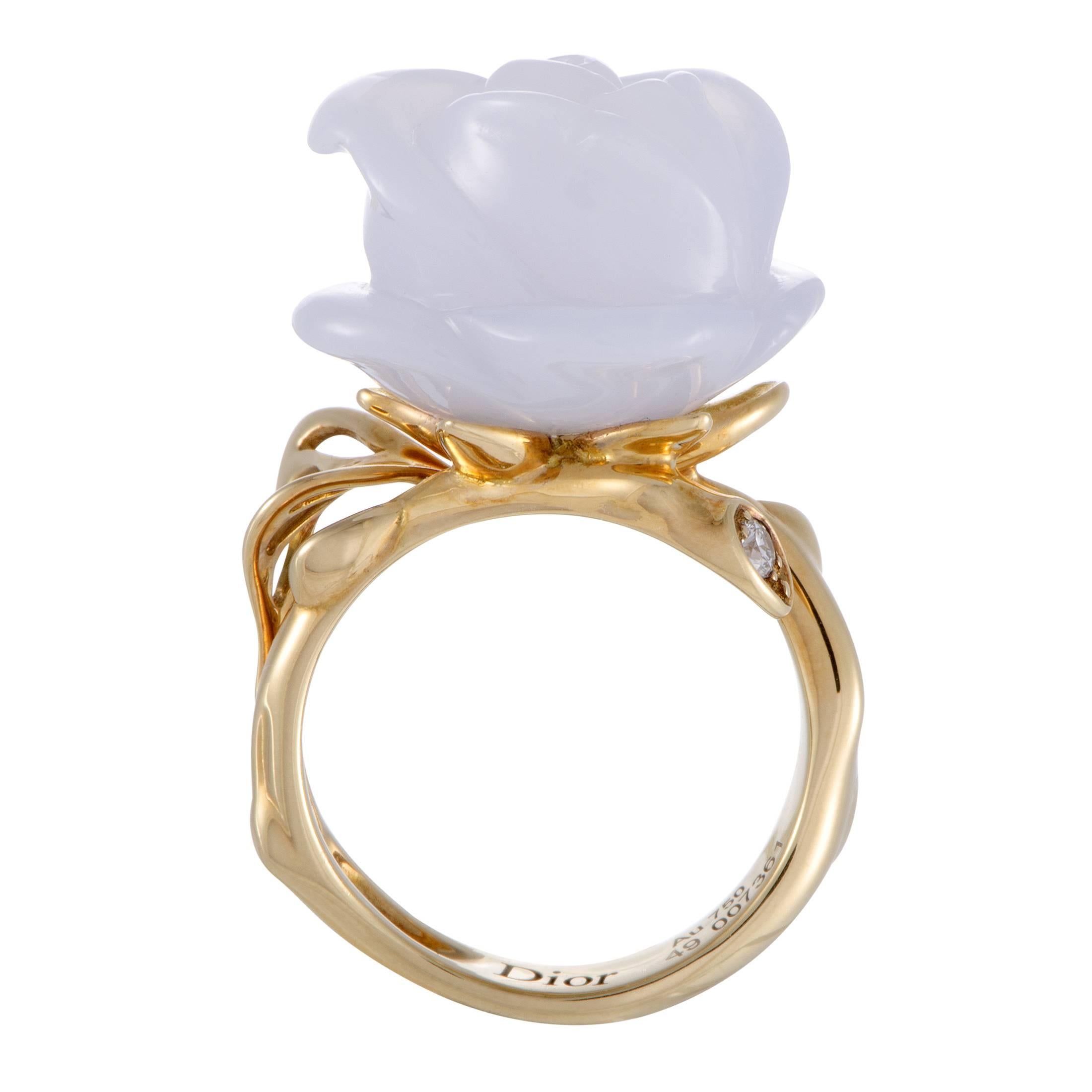 Mounted onto a gorgeously graceful body made of precious 18K yellow gold with a nifty diamond for luxurious sparkle, the delicately blue chalcedony stone boasts a stunning form of an enchanting flower for exceptional allure in this spellbinding ring