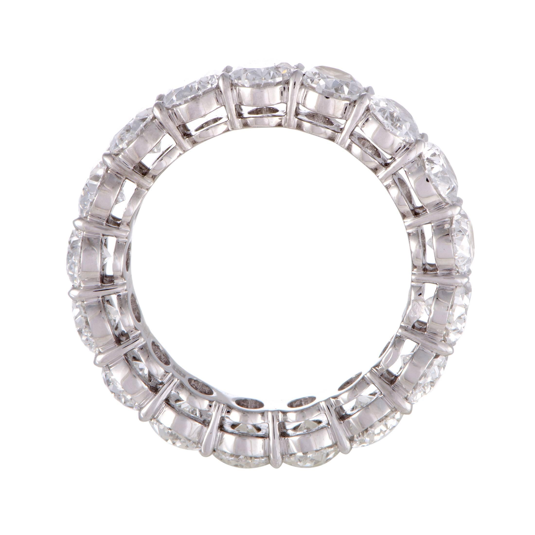 In order to provide an apt backdrop for their exquisite F-color diamonds of VVS clarity weighing in total 5.20 carats, Harry Winston designed and brilliantly executed a sublime platinum body for this exceptionally elegant and mesmerizing band.
Ring