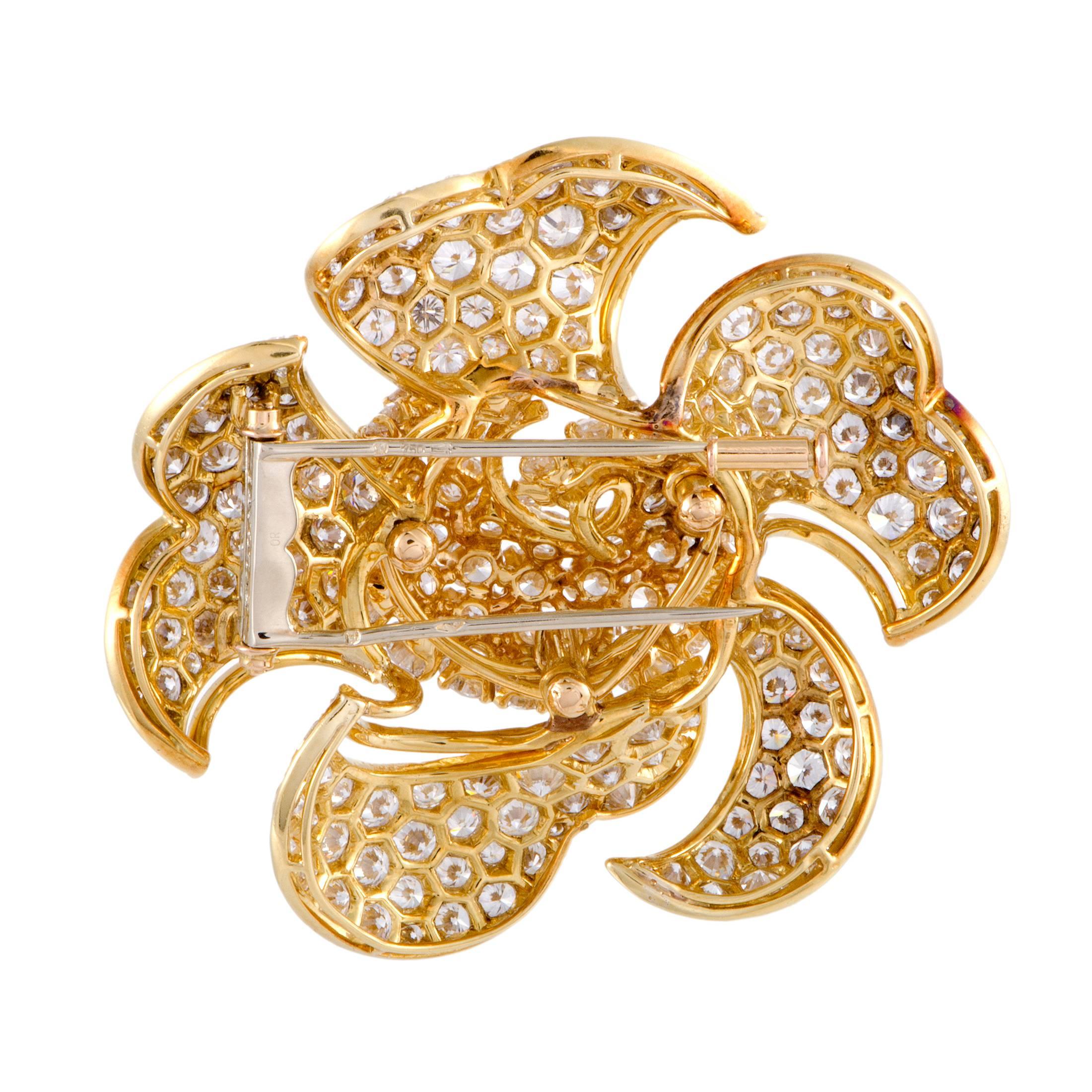 Exceptionally lavish, fabulously glamorous and simply spellbinding, this gorgeous brooch from Bvlgari is made of luxurious 18K yellow gold and exquisitely adorned with resplendent diamonds weighing in total 34.00 carats for a majestic effect.
