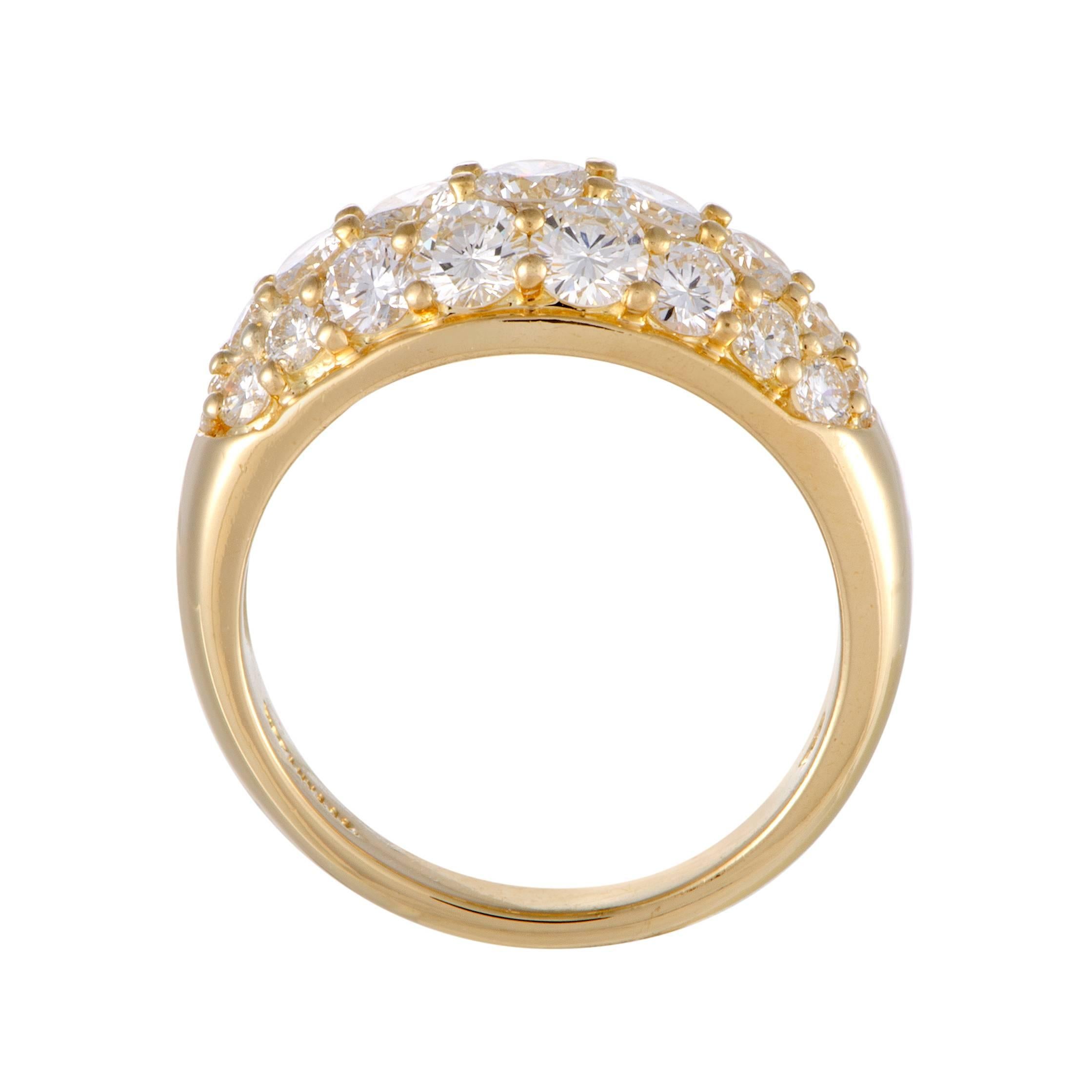 A sight of classic luxury, exceptional refinement and irresistible charm is produced through clever design and use of precious materials in this dazzling ring from Tiffany & Co. made of 18K yellow gold and set with 2.20 carats of sparkling