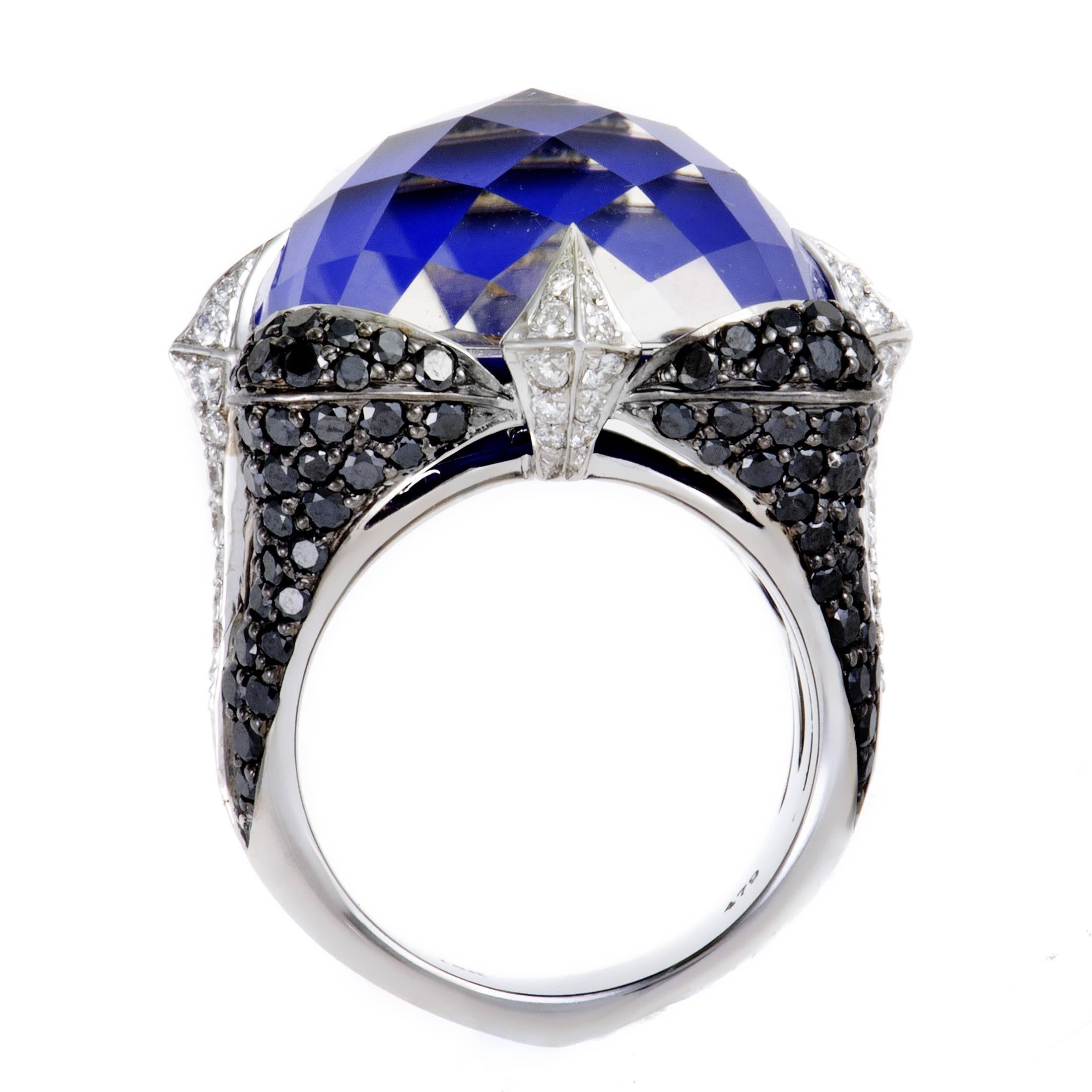 The superb design qualities of Stephen Webster’s sublime “Crystal Haze” collection are embodied in this spectacular ring made of exemplary 18K white gold and set with 2.97 carats of captivating diamonds, also featuring a splendid lapis lazuli stone