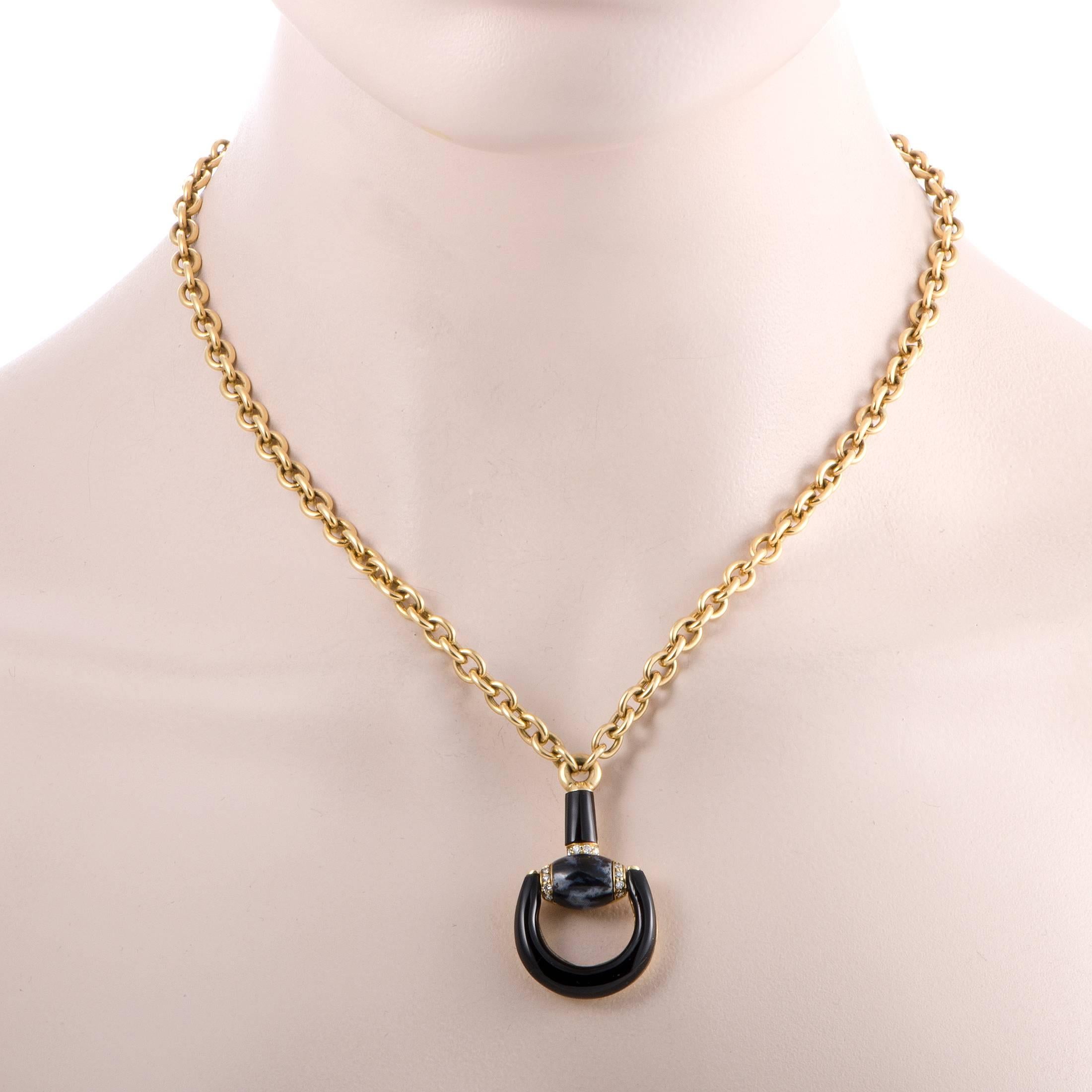 This boldly designed statement piece from Gucci is made of classy 18K yellow gold and features a captivating pendant in the form of the brand’s iconic motif. The eye-catching appeal of the pendant is achieved by combining striking black agate and