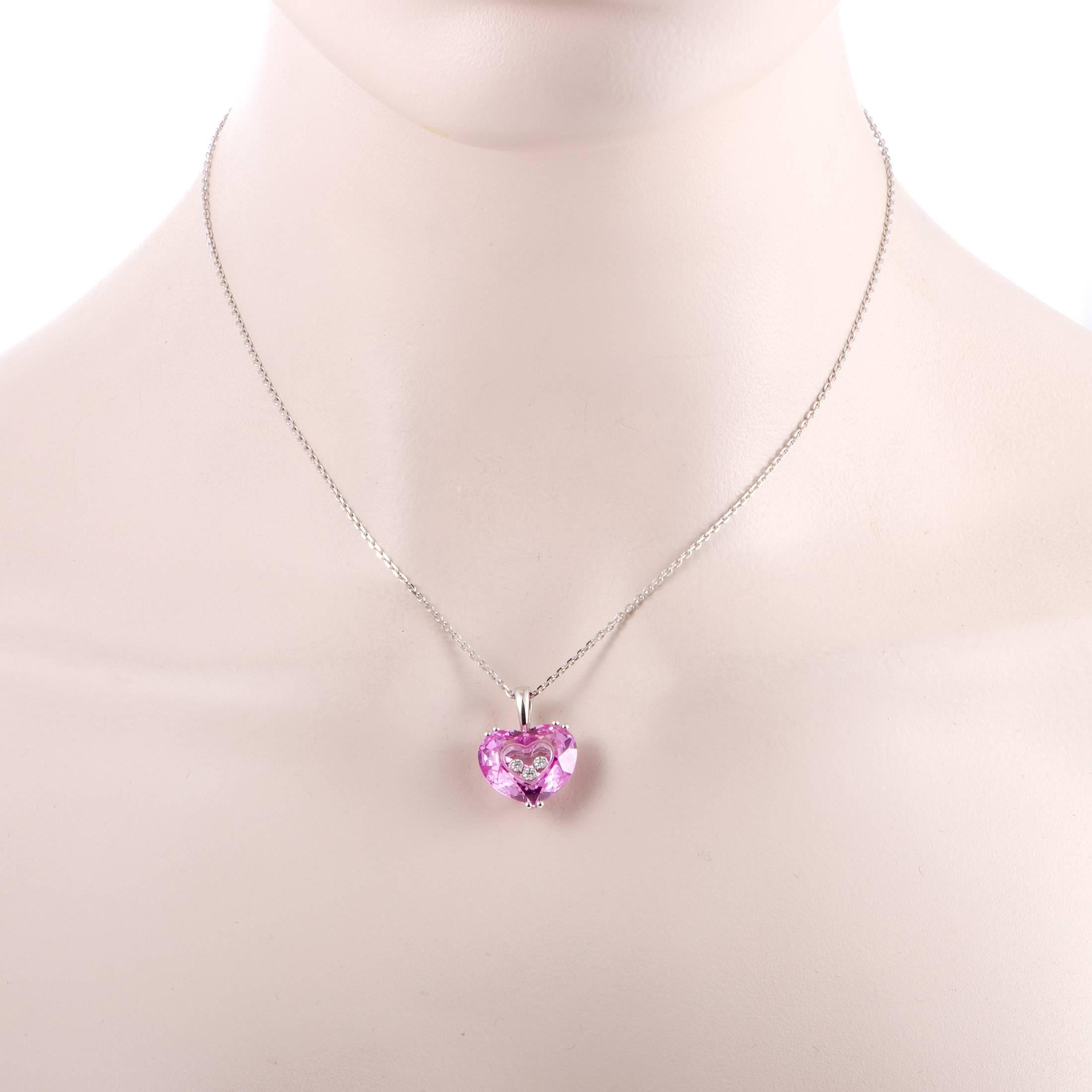 Dieses bemerkenswerte Collier von Chopard kombiniert einen verführerischen Herzanhänger in wunderschönem rosa Kristall mit den ikonischen:: schwebenden Diamanten der Marke und besticht durch seine feminine Ausstrahlung. Die Halskette ist aus edlem