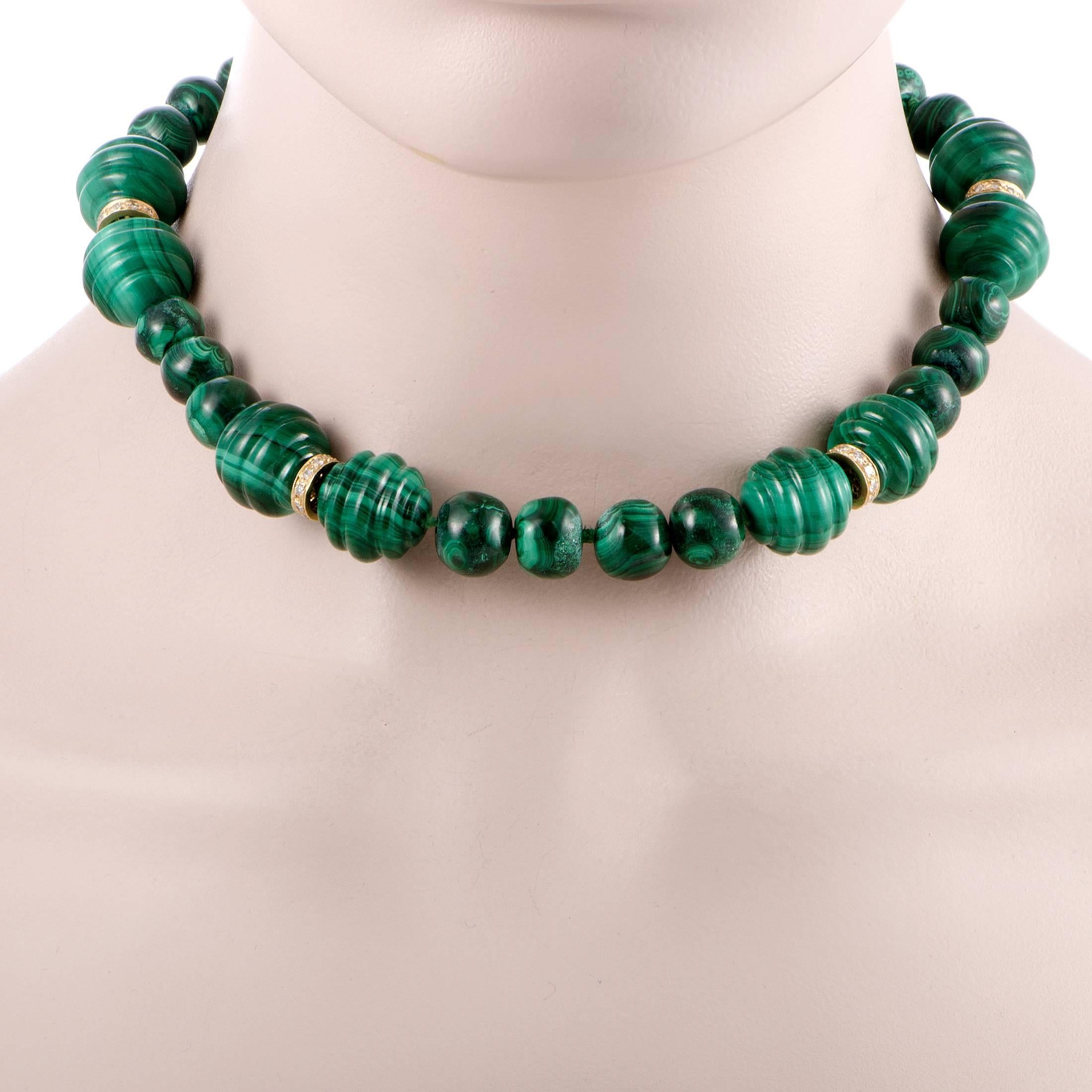 Instantly elevate your ensemble with the tonal green hues of this malachite necklace, accented with 18K yellow gold bejeweled embellishments. The 0.50 carats of diamonds add a dose of sparkling flair and sophistication to your look.
