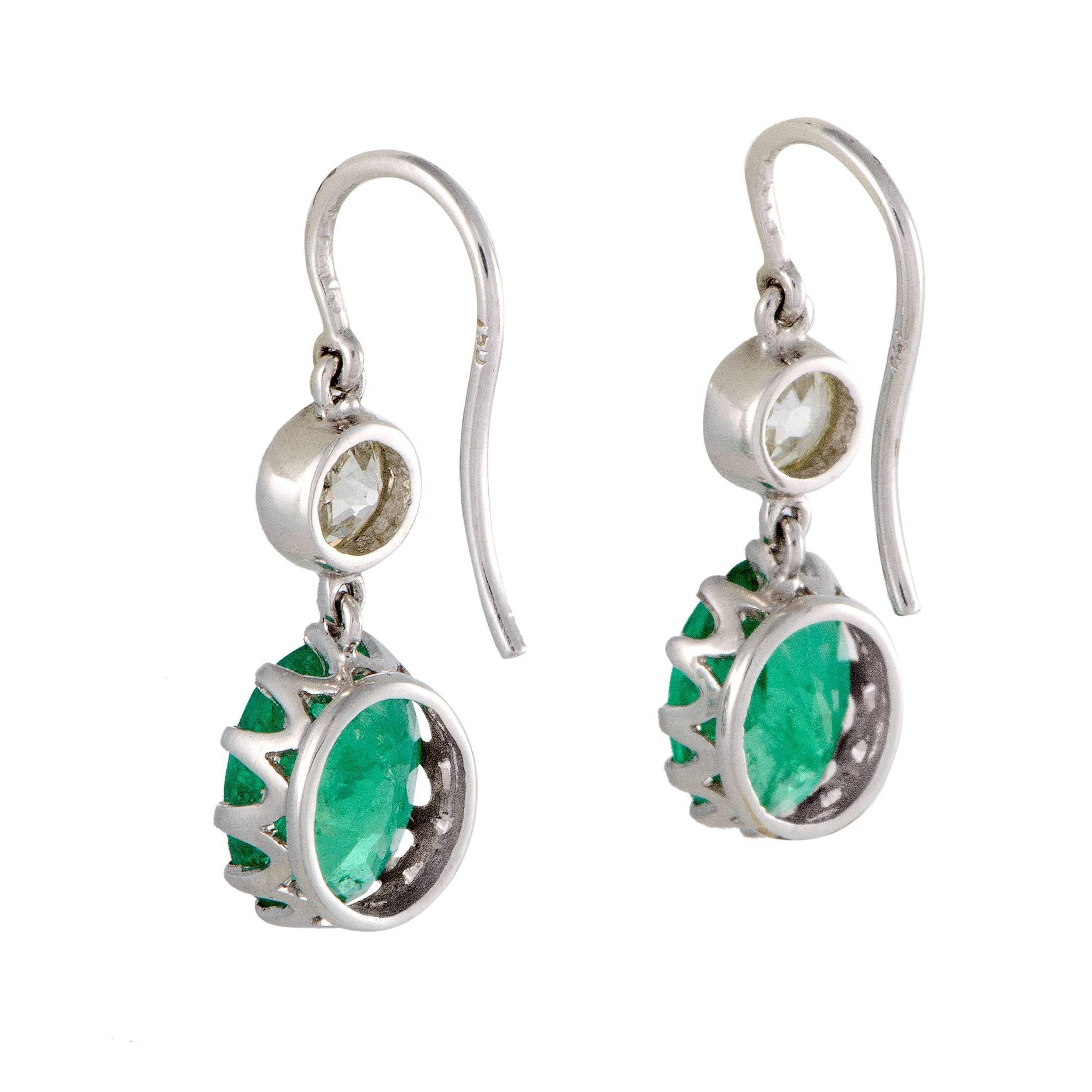 Diamond and Emerald White Gold Dangle Earrings In Excellent Condition In Southampton, PA