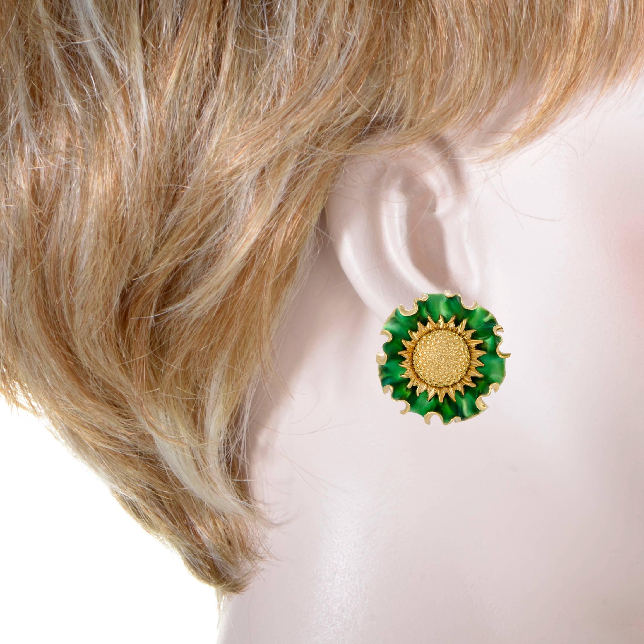 The captivating green enamel and the extraordinary 20K yellow gold combine splendidly in these earrings into creating a spectacularly fashionable sight. The pair is designed by Lee Havens and offers eye-catching offbeat appearance.
