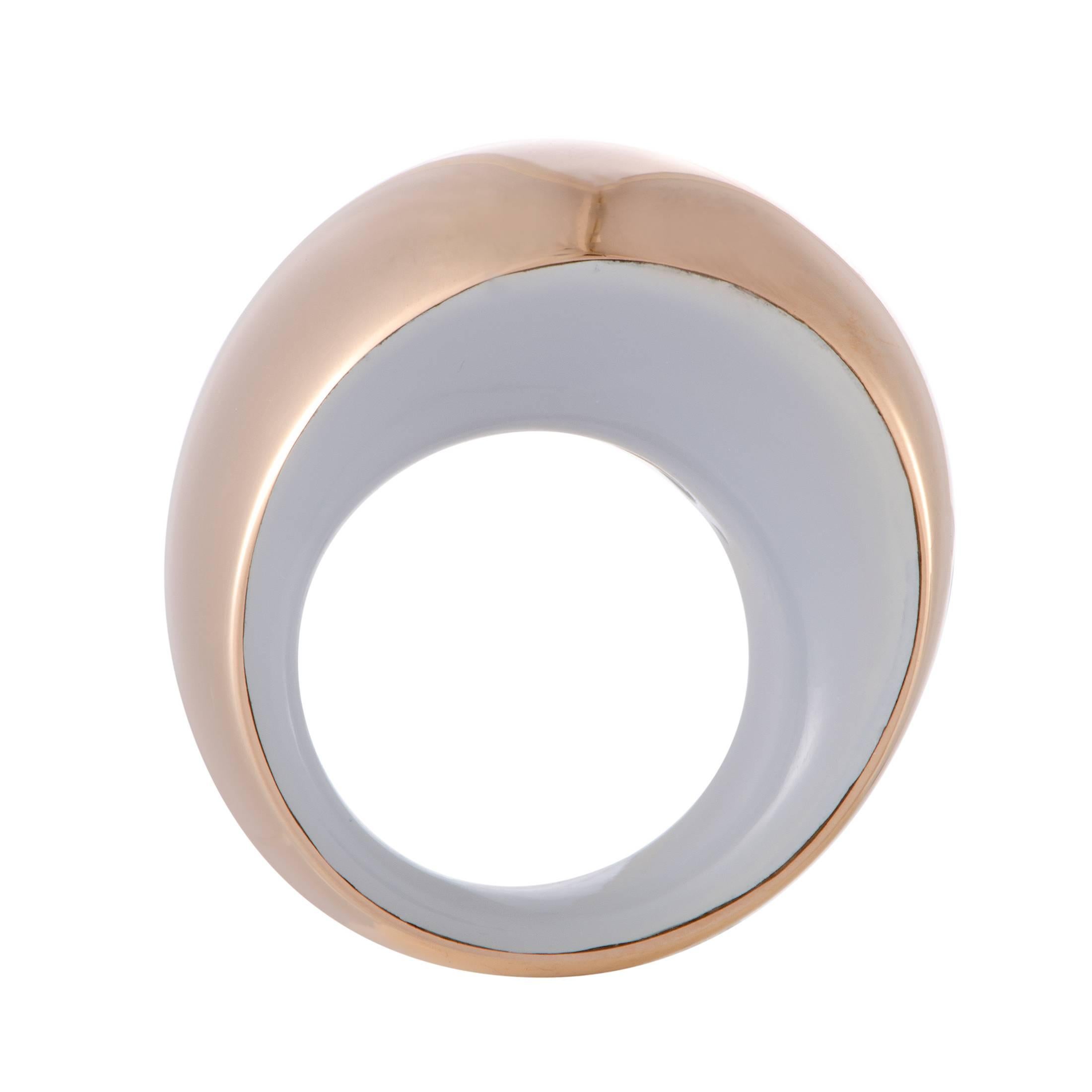 Beautifully designed in 18K rose gold, this spectacular ring by Vhernier is effortlessly stunning! Its incredible oval design includes the use of a beautiful chalcedony stone that adds an extravagant appeal to the splendid ring.
Ring Size: 5.75
Ring