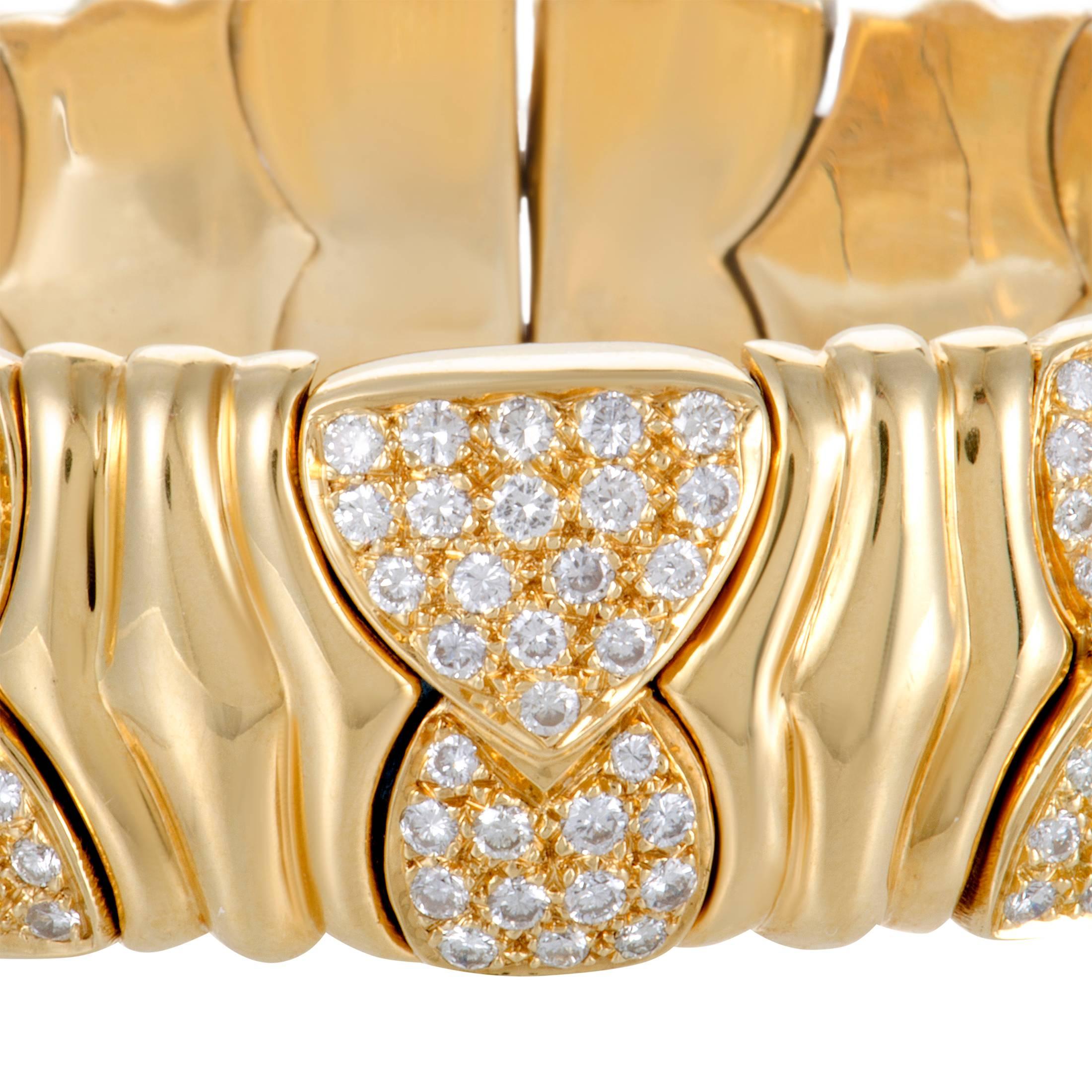 The bold, eye-catching design and the enchanting radiance of 18K yellow gold produce an extravagant sight in this stunning Bulgari bracelet that also boasts scintillating diamond stones totaling approximately 3.10 carats.
Included Items: