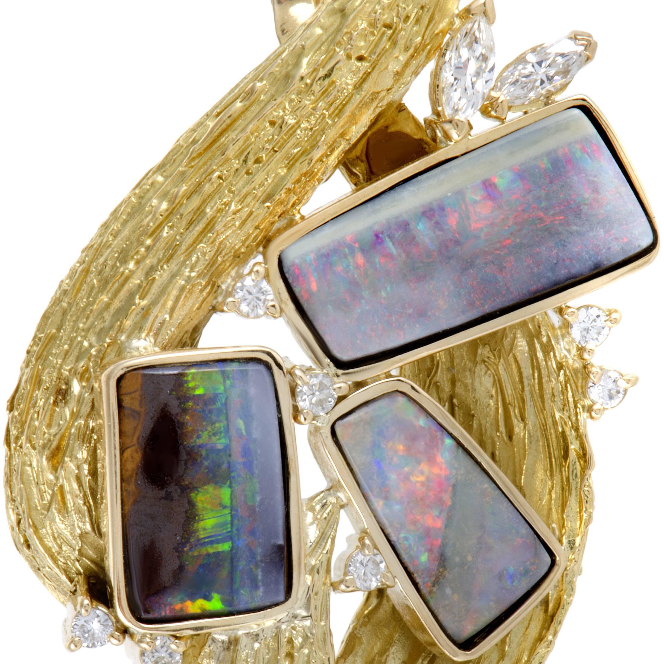 This extraordinary jewelry piece is made of 18K yellow gold and boasts an incredibly fashionable appeal. The ingeniously decorated surface of the gold presents an alluring backdrop for the splendid opals and 0.31 carats of diamonds.
