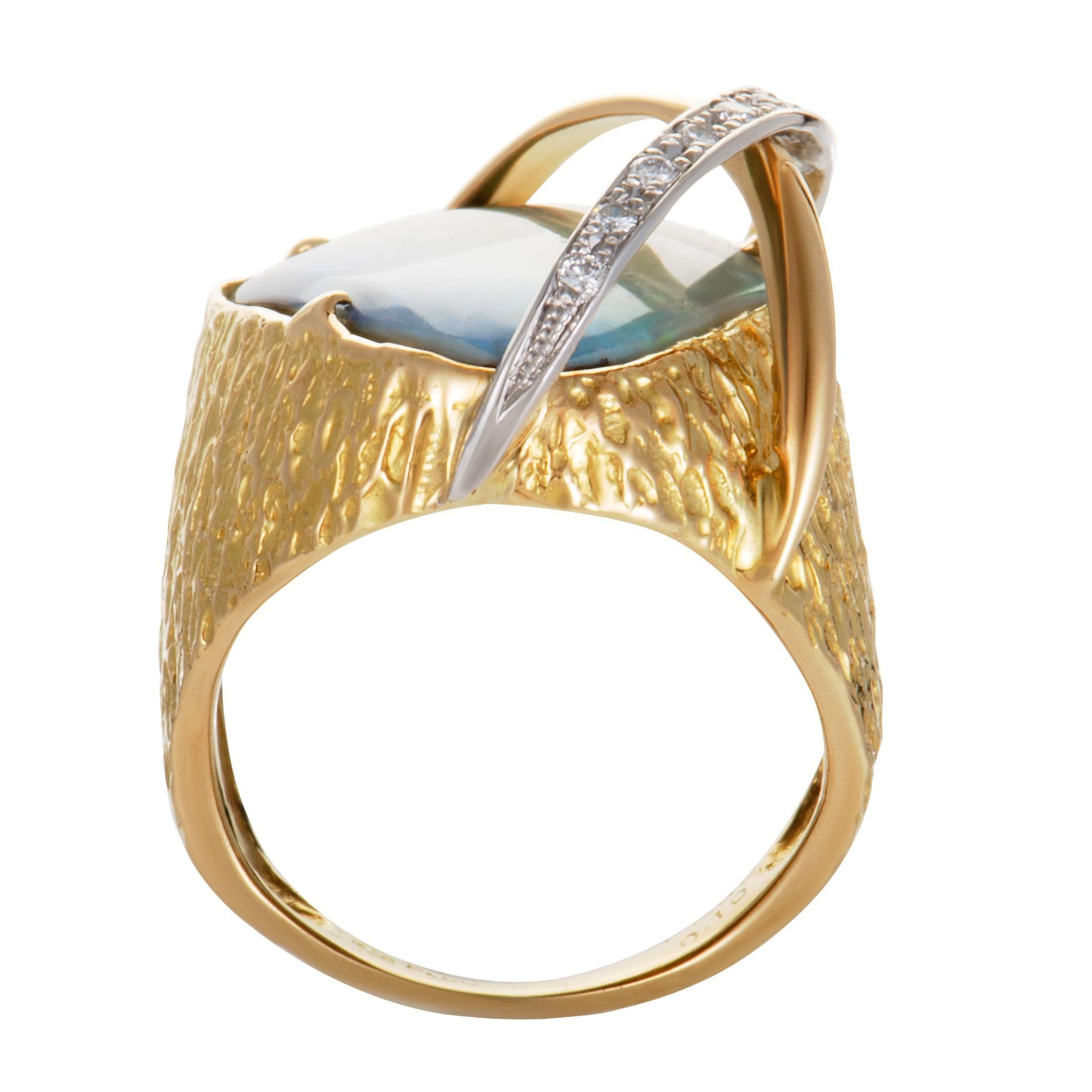 The imaginative combination of shapes, stones and metals creates an intriguing visual effect in this ring, offering a look of exceptional allure. The ring is made of 18K yellow gold and platinum and boasts a total of 0.10 carats of sparkly diamonds,
