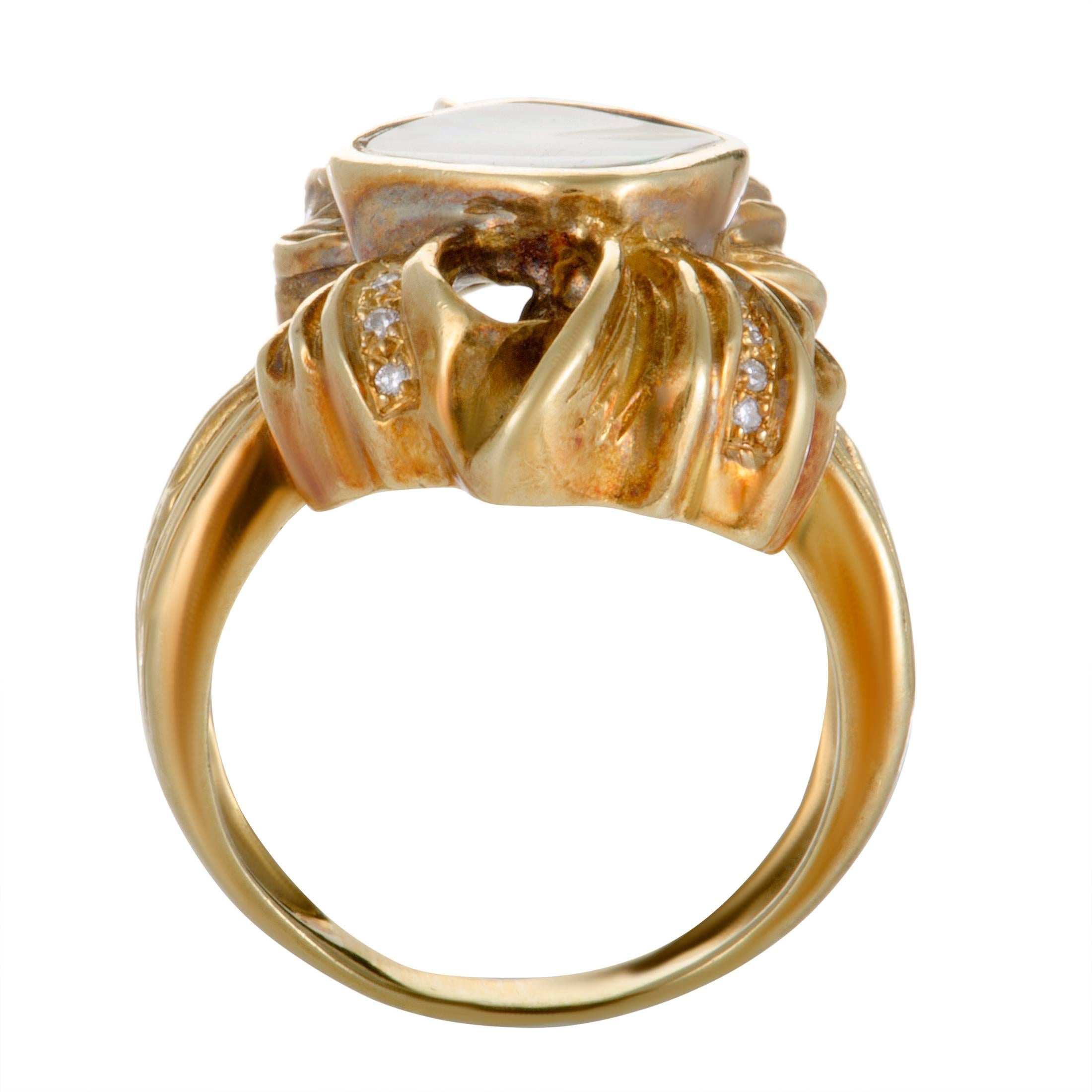 With a design reminiscent of an elegant bow, this ring will accentuate your outfit in an alluringly graceful manner. The ring is made of classy 18K yellow gold and embellished with a fire opal and 0.12 carats of diamonds.
Ring Size: 7.25
Ring Top