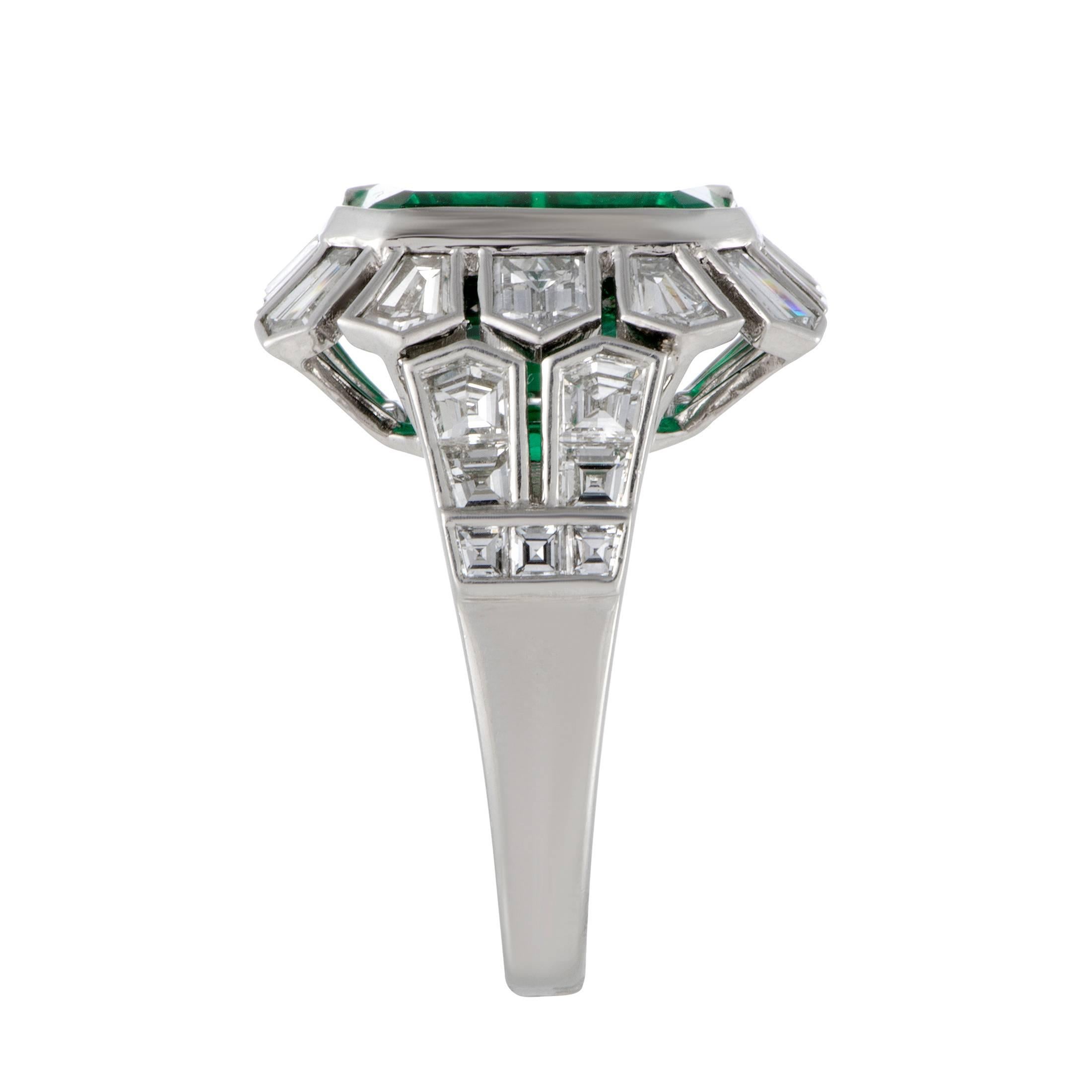 Tapered Diamond Baguette and Emerald Platinum Ring In Excellent Condition In Southampton, PA