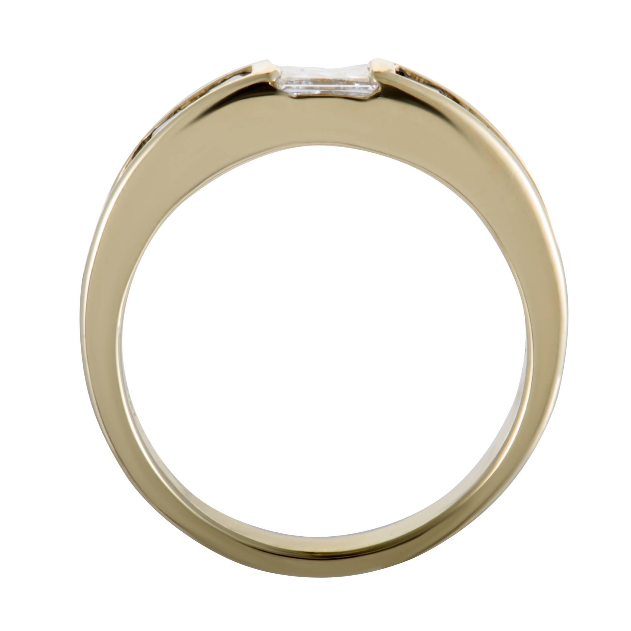 The refined, timelessly elegant allure of Tiffany & Co. pieces is visible in every aspect of this sublime band, from its splendidly classic design, to the tasteful décor that exudes class and prestige. The band is made of 18K yellow gold and boasts