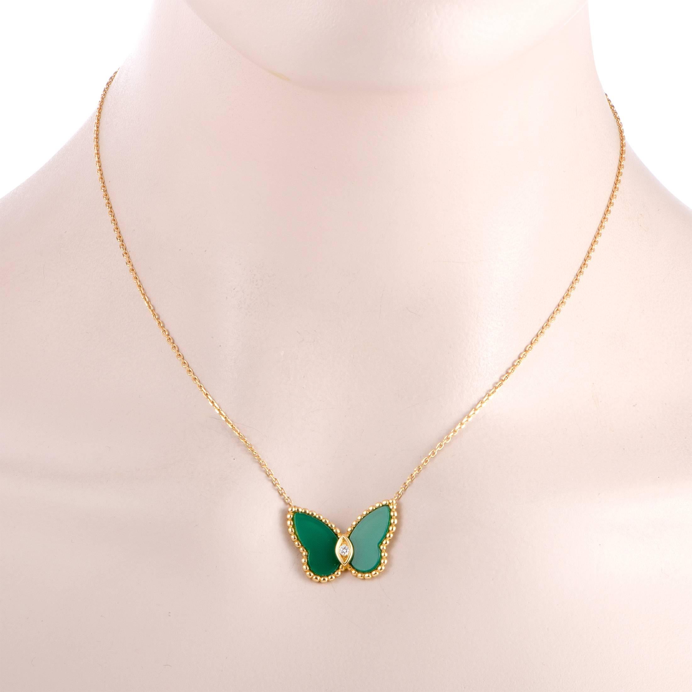 Featuring an endearingly feminine design that Van Cleef & Arpels pieces are renowned for, this gorgeous necklace is an item of immense aesthetic value. The necklace is made of 18K yellow gold and embellished with eye-catching green chalcedony and a