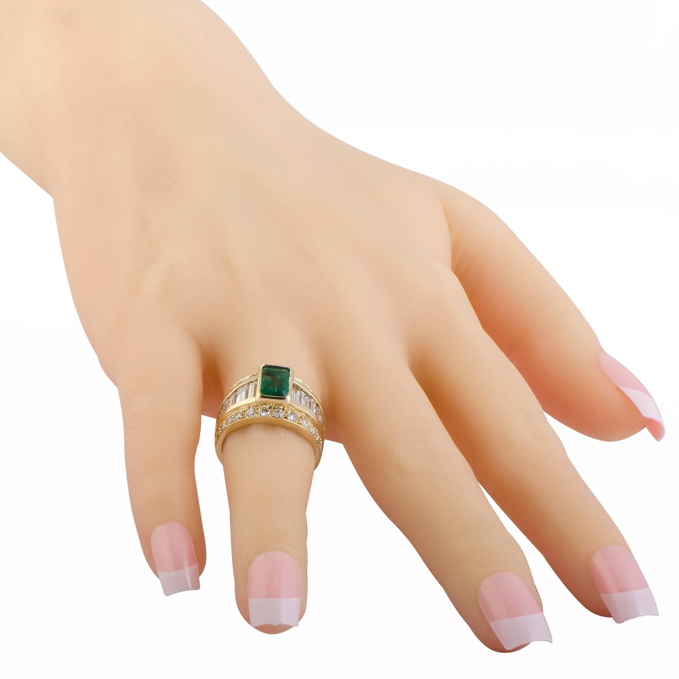 Diamond and Emerald Gold Ring In Excellent Condition In Southampton, PA