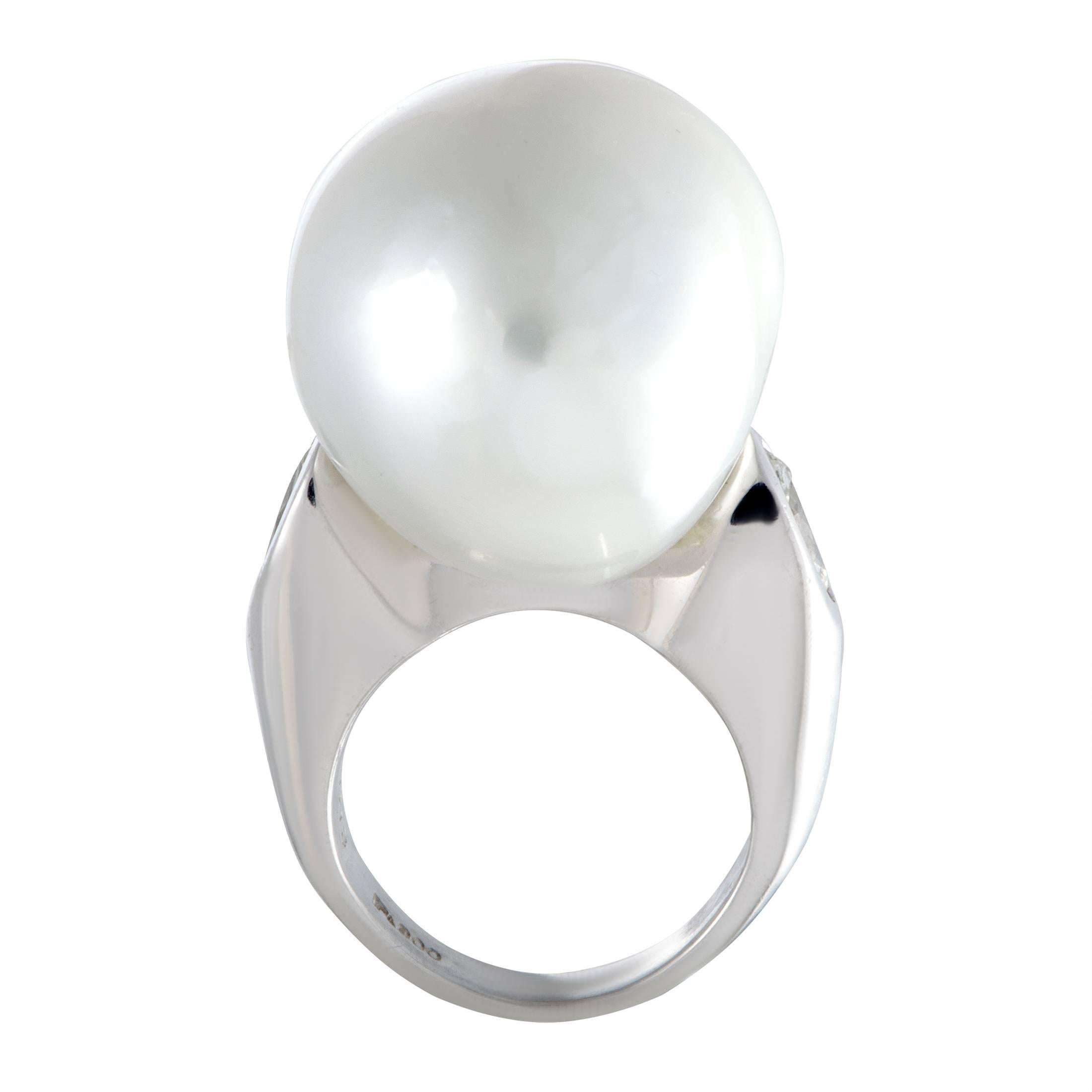 The star of the show in this sublime ring is the gorgeously shaped white pearl, whose endearing beauty is harmoniously complemented by the prestigiously gleaming platinum and luxuriously glistening diamonds. The ring weighs 23.1 grams, and the