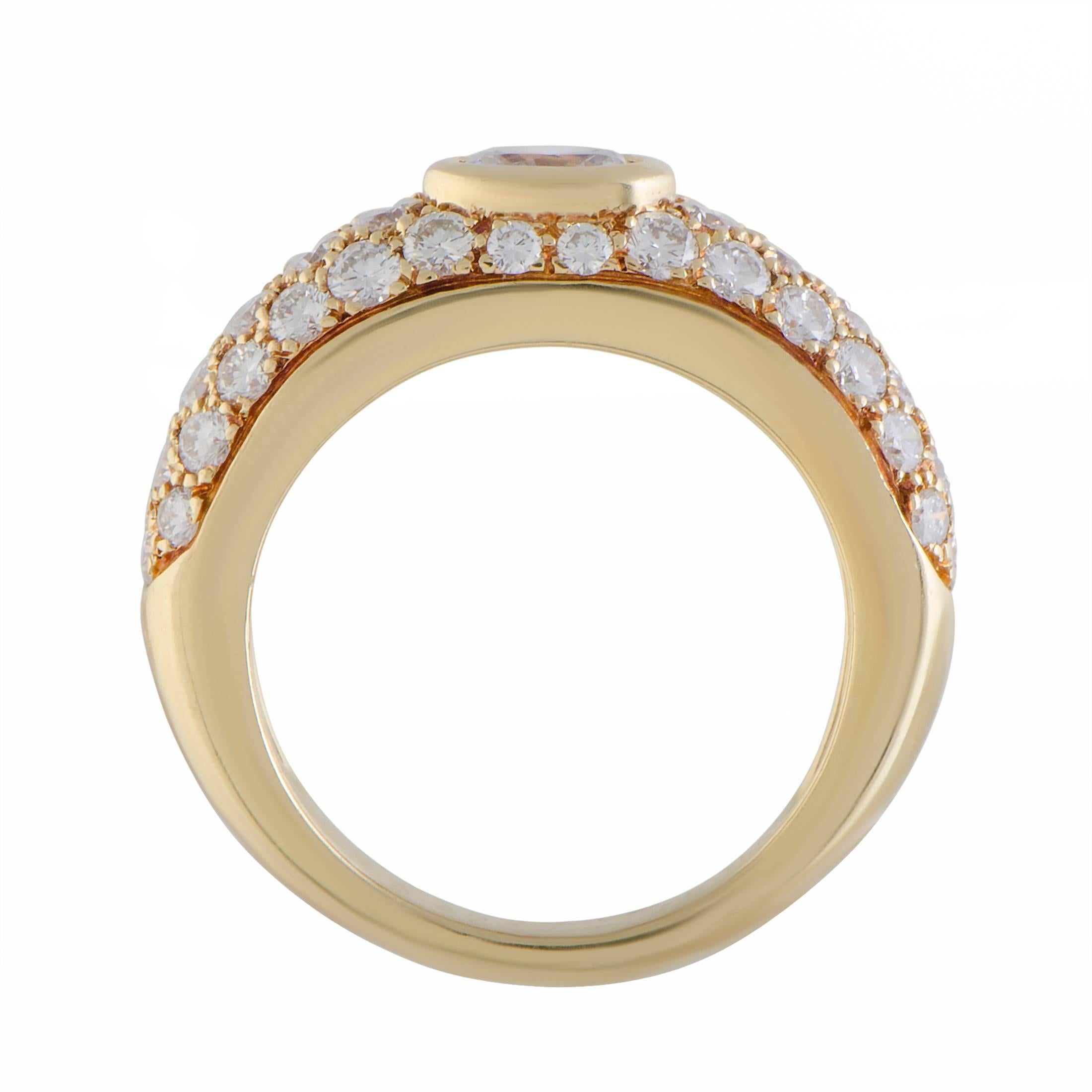This fascinating engagement ring by Cartier is an item of prestigious quality and refined aesthetic style. The fabulous shimmer of 18K yellow gold in its design is perfectly complemented with the timeless resplendence of EF-color, VVS-clarity