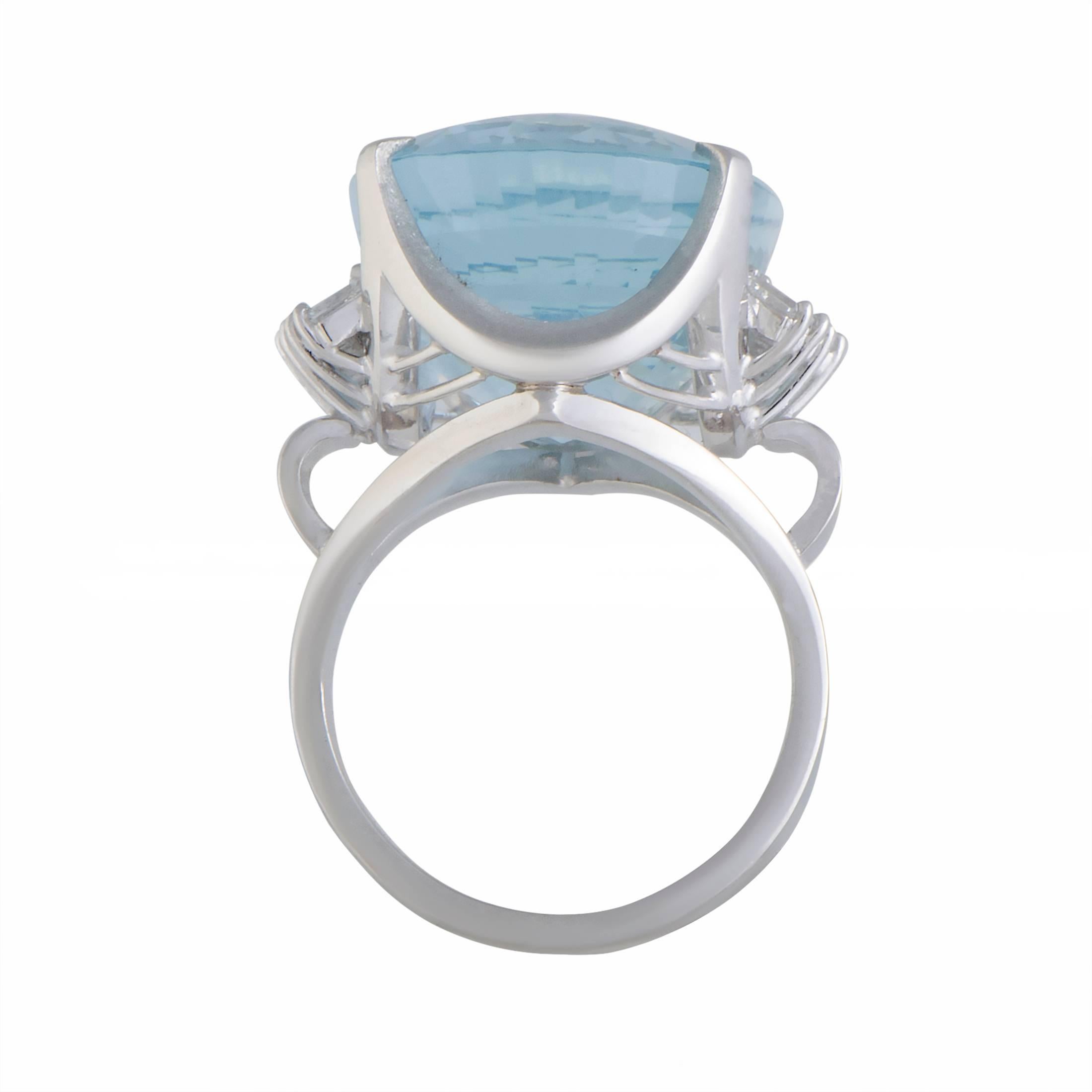 Gorgeously designed and wonderfully decorated, this platinum ring boasts an exceptionally prestigious and refined appeal. The beautiful ring is adorned with a 24.96ct mesmerizing aquamarine stone and 0.73ct of sparkling diamonds that give the ring