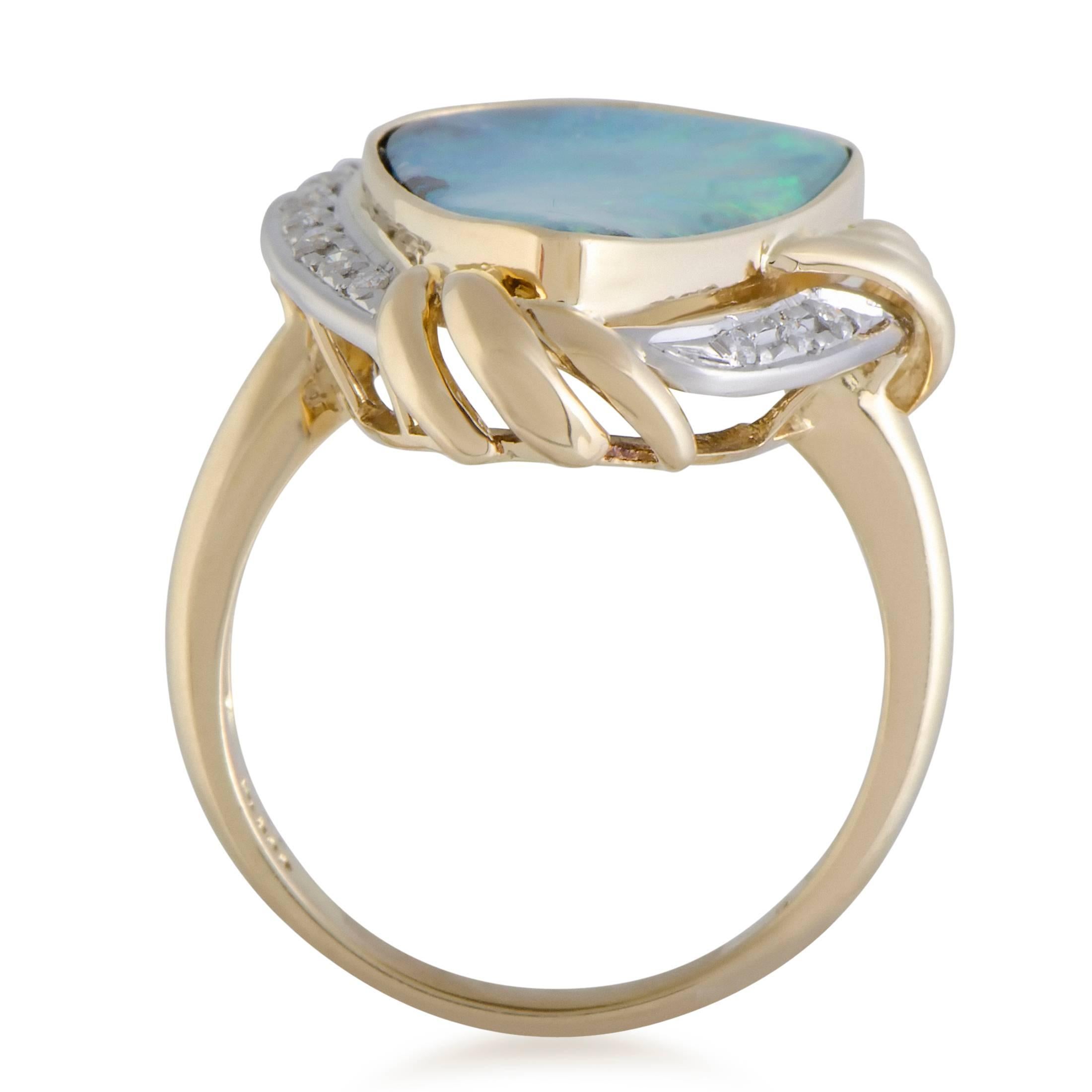This exquisite ring boasts a luxurious décor and an ever-enthralling design. The beautiful ring has a 5.01ct alluring opal stone surrounded by 0.26ct of dazzling diamonds that immensely elevate the beauty of the remarkable piece.
Ring Top