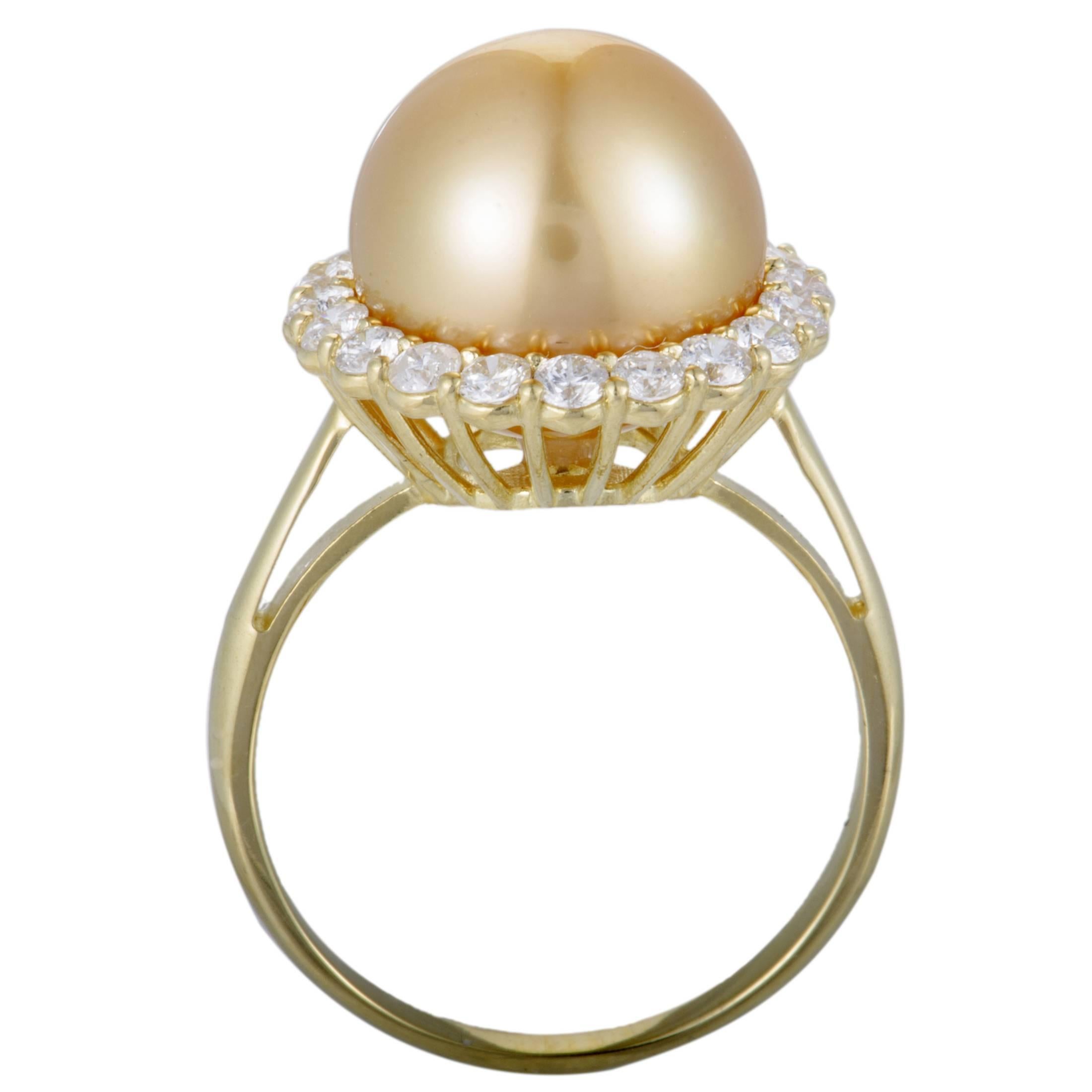 Magnificently designed and gracefully decorated, this 18K yellow gold ring boasts an exceptionally prestigious and refined appeal. The beautiful ring is adorned with an elegant golden pearl of 11.8mm surrounded by 0.70ct of sparkling diamonds that
