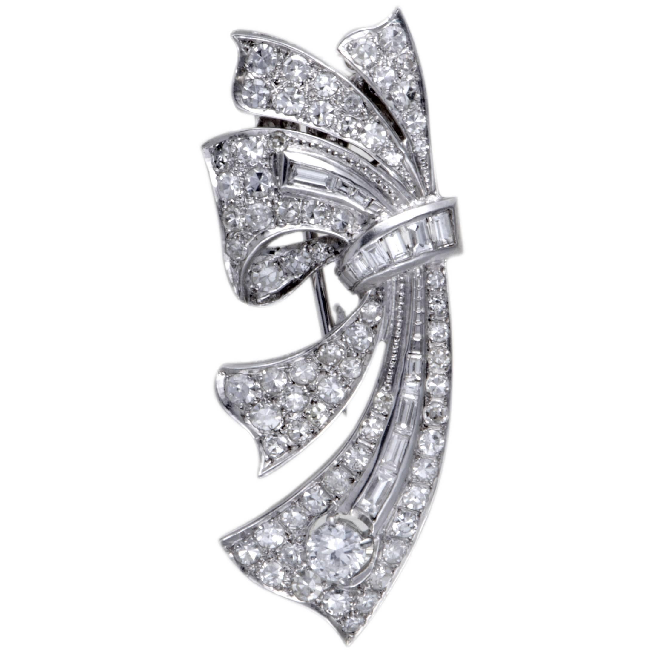 The ever-dazzling combination of prestigious platinum and resplendent diamonds is featured in this extravagant brooch that will catch everybody’s gaze. The brooch boasts an incredibly sophisticated design and it is embellished with a plethora of