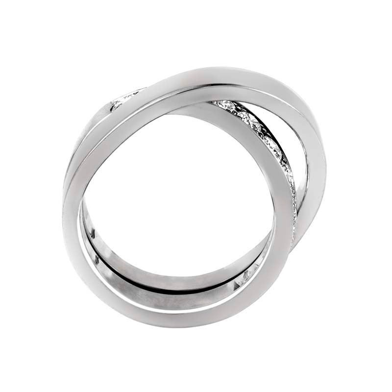 Cartier hat mit diesem einzigartigen Bandring aus der Kollektion Paris Nouvelle Vague ein weiteres Meisterwerk geschaffen. Der Ring besteht aus einem einzigen Band, das auf subtile Weise ineinander verschlungen ist, so dass die Illusion mehrerer