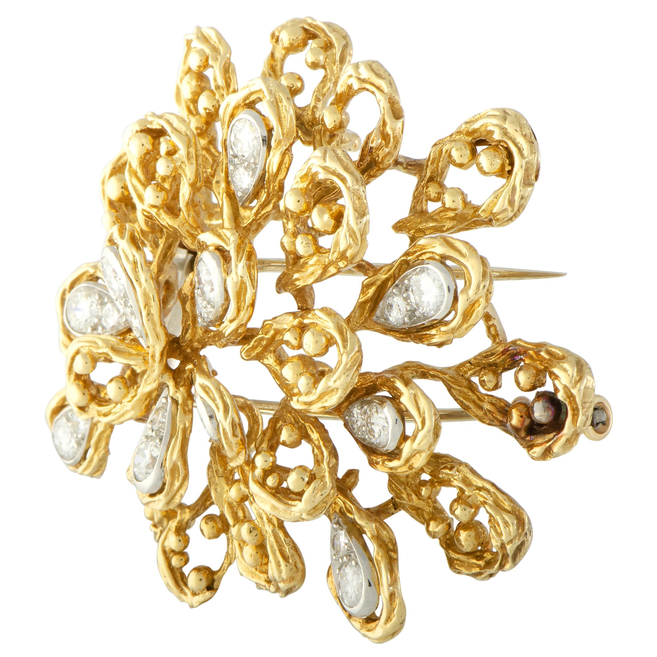This gorgeous vintage brooch from Van Cleef & Arpels boasts a spellbindingly intricate design and it is marvelously crafted from 18K yellow and 18K white gold. The brooch is given a sublime touch of luxurious glisten by the scintillating diamond