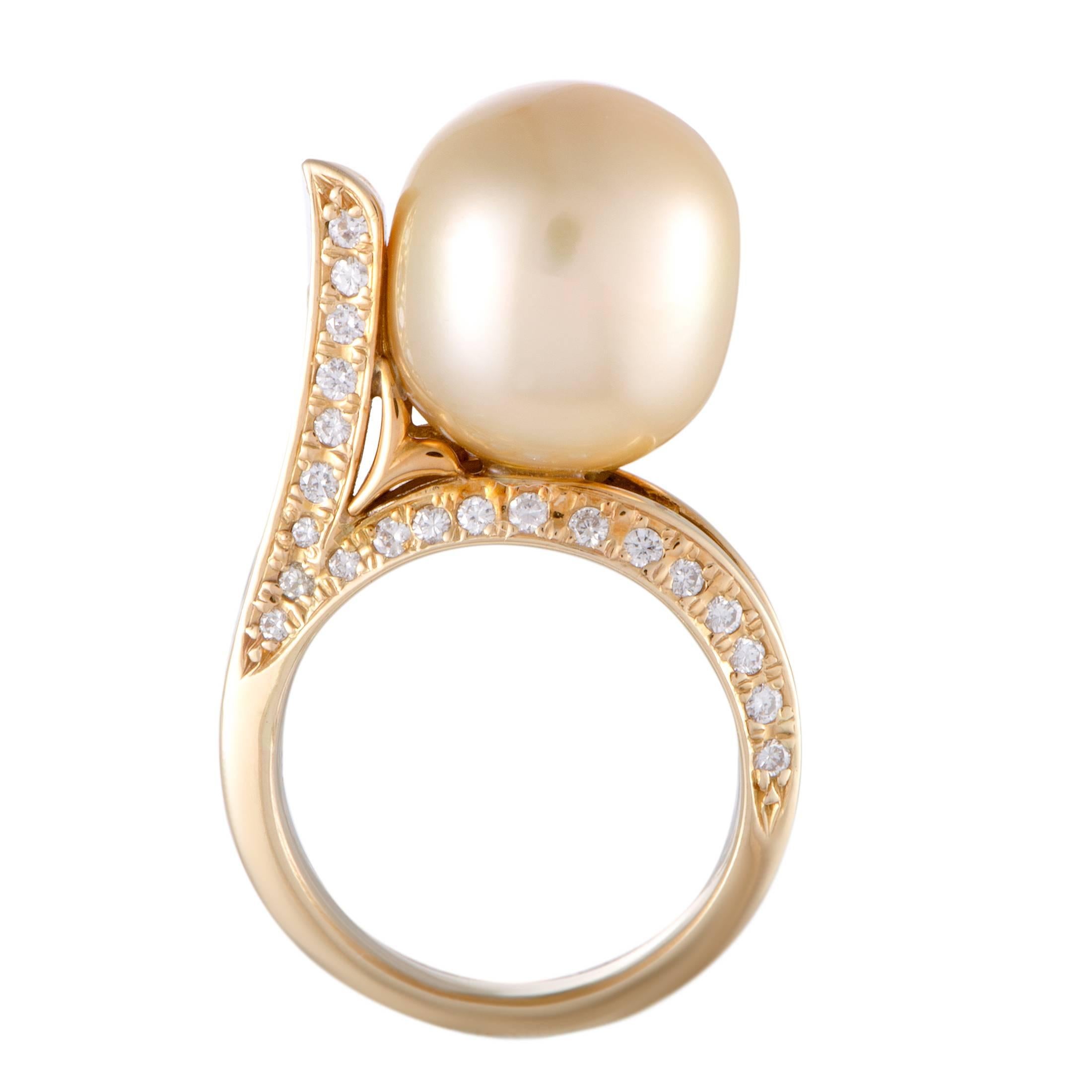 A splendidly harmonious blend of precious metal and stones, this exquisite ring is a piece of immense aesthetic and artistic value. The ring is beautifully made of 18K yellow gold and decorated with a gorgeous golden pearl and with scintillating