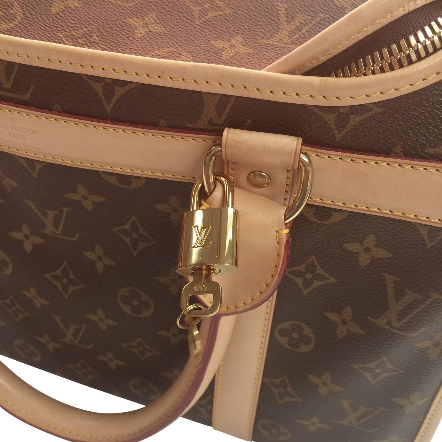 Style is more than an ensemble, it's a way of life that permeates throughout every facet of one's existence. It's about how you carry yourself and what you carry with you! Including your canine companion. Louis Vuittoin ensures that your dog will
