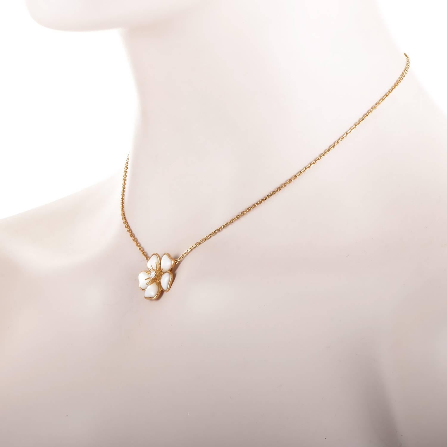 A pulsing bloom of precious metal and stone rendered with artistic mastery by Van Cleef & Arpels. From the delicately linked chain hangs a truly precious flower, its petals sewn on thread of 18K yellow gold and filled with swelling pools of mother