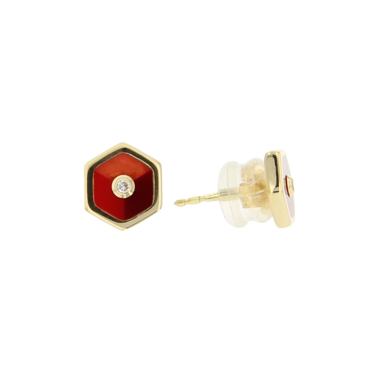 These petite hexagonal stud earrings are handcrafted with a mosaic of red, pink and burgundy bakelite and set in polished 18k yellow gold. At the center are gorgeous fine diamonds bezel set in 18k yellow gold. 

Full details below:
• From the Mark