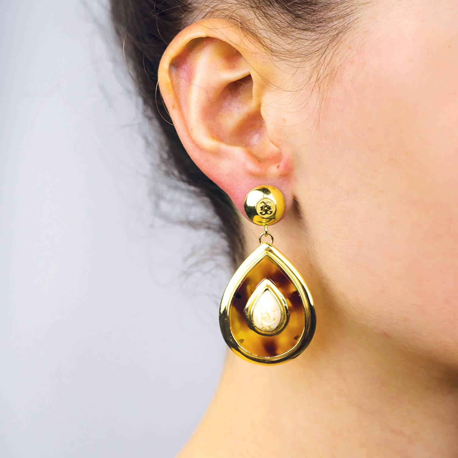 Our Primo Amore ‘Liscio’ earrings have a sleek, modern look, with a smooth, glossy setting giving a contemporary feel.  18 karat gold holds a luxuriously polished faux turtle teardrop.  The faux turtle is translucent, changing with the light and