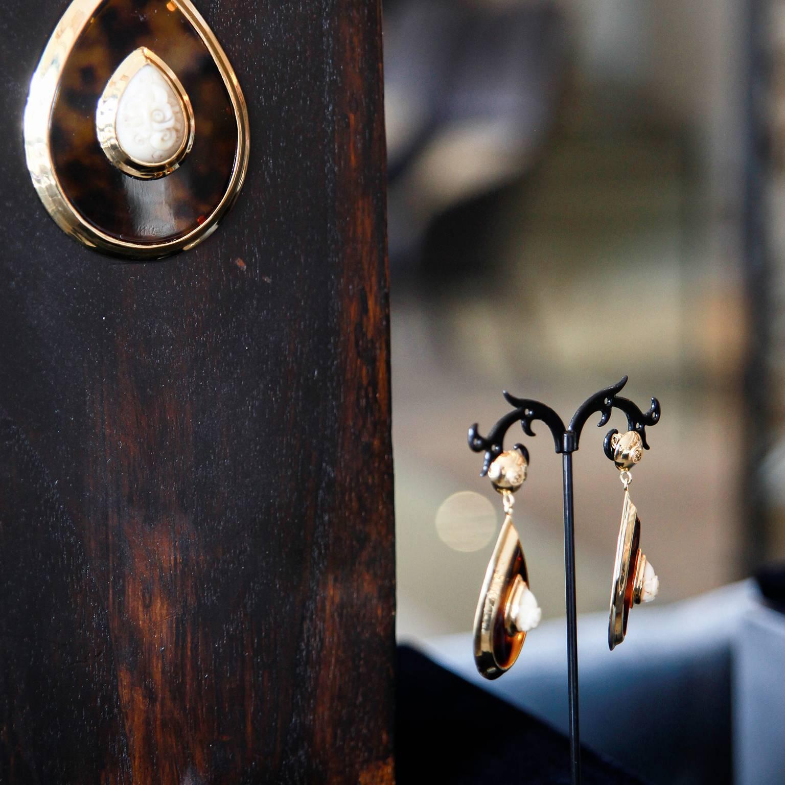 CdG Style Gold Drop Earrings with Carved Faux Turtle Nut Ivory   In New Condition For Sale In Amsterdam, NL