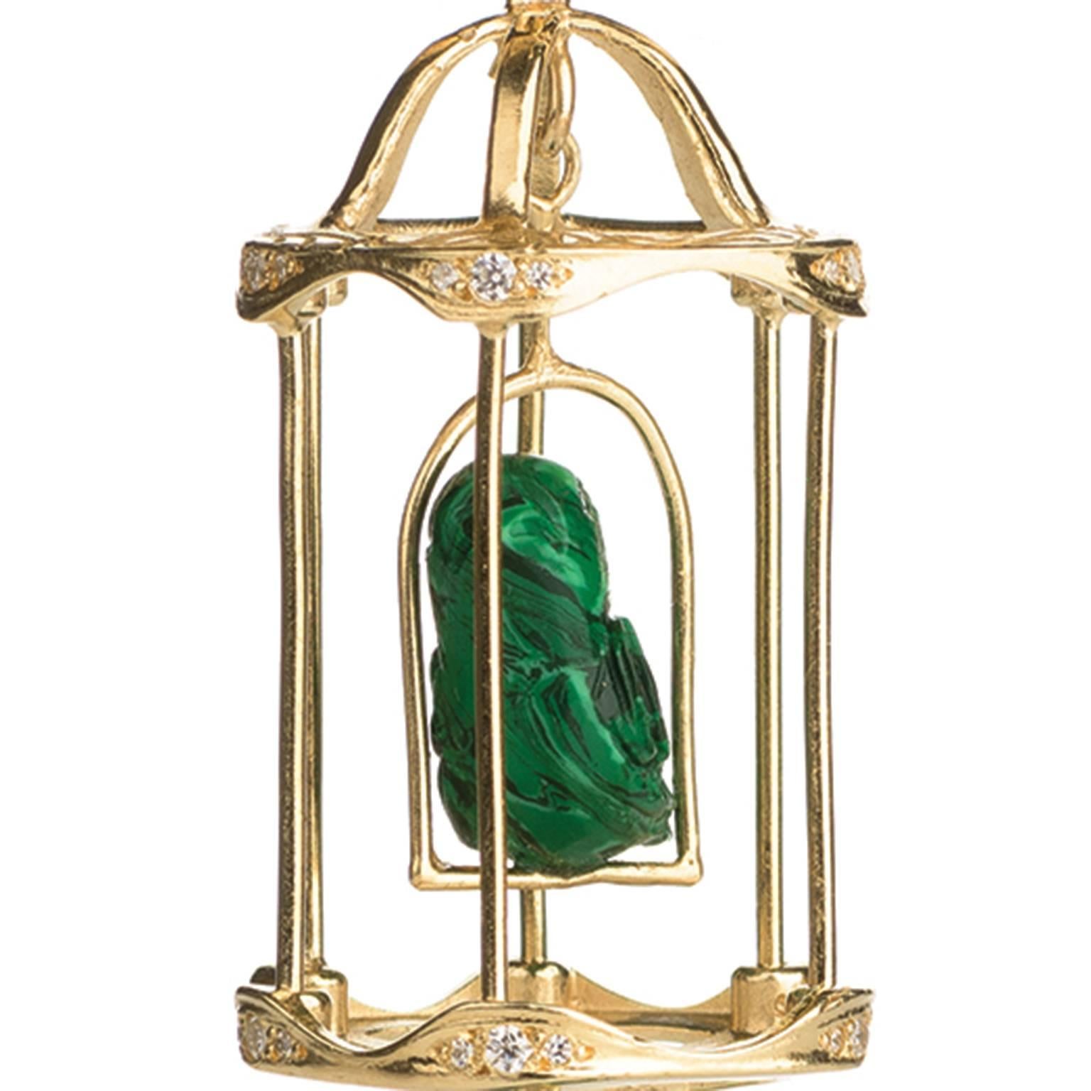 These earrings feature an open cage of 18 karat yellow gold sheltering delicate lovebirds sculpted from deep green malachite. Singing happily into your ear, the birds’ eyes twinkle with Top Wesselton diamonds totaling 0,04 carats while the golden