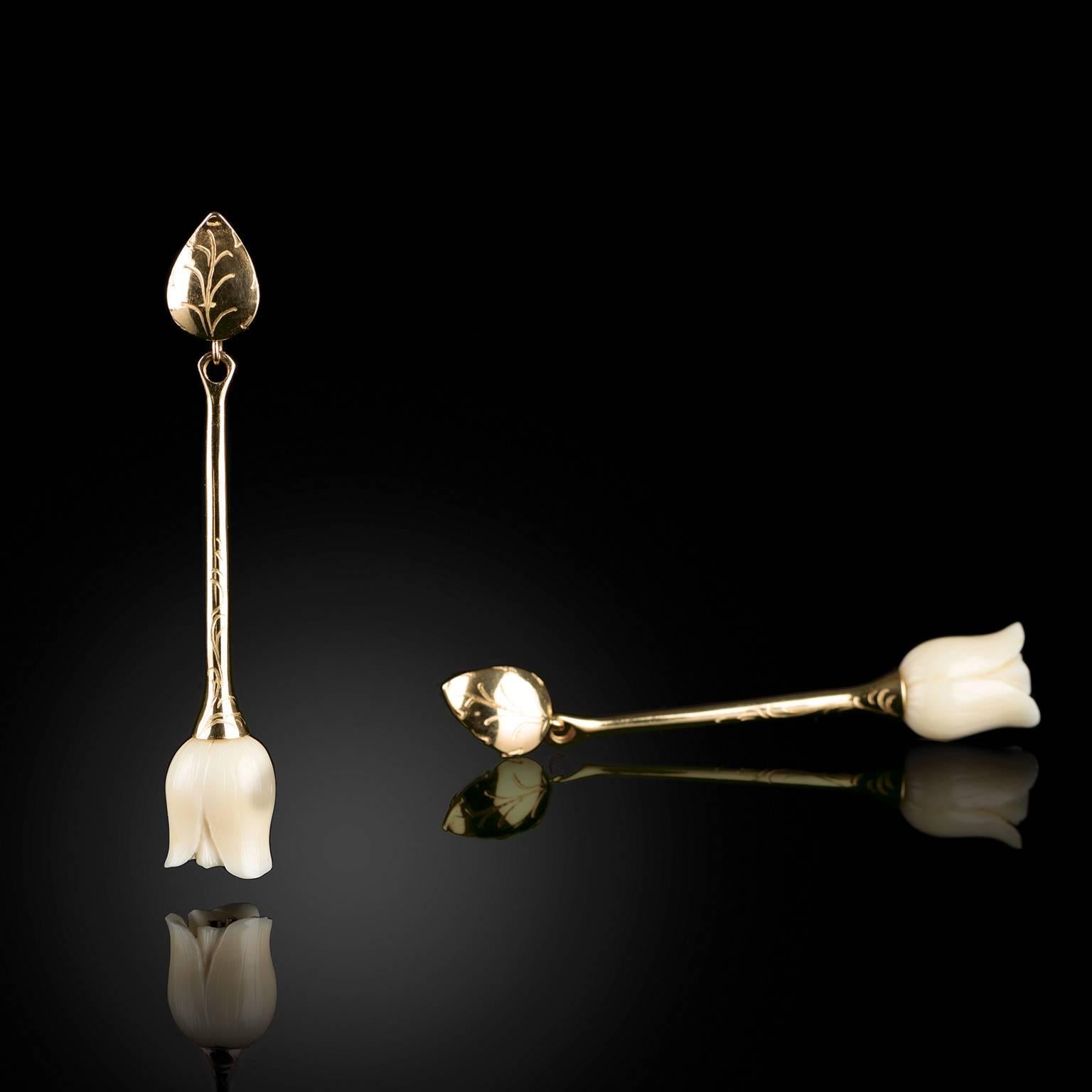 Couleurs de Geraldine Black Diamond Rose Gold White Tulip Dangle Earring For Sale 2