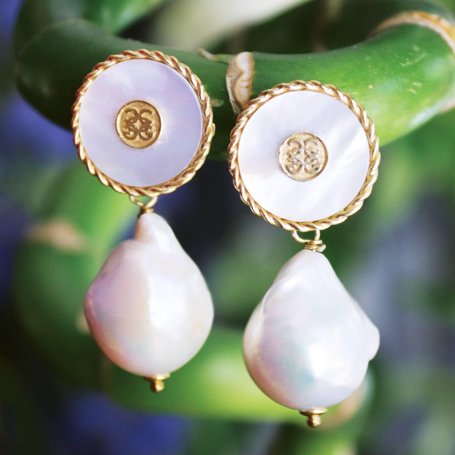 CdG White Mother-of-Pearl Vermeil Baroque Pearl Earrings Made in Italy In New Condition For Sale In Amsterdam, NL
