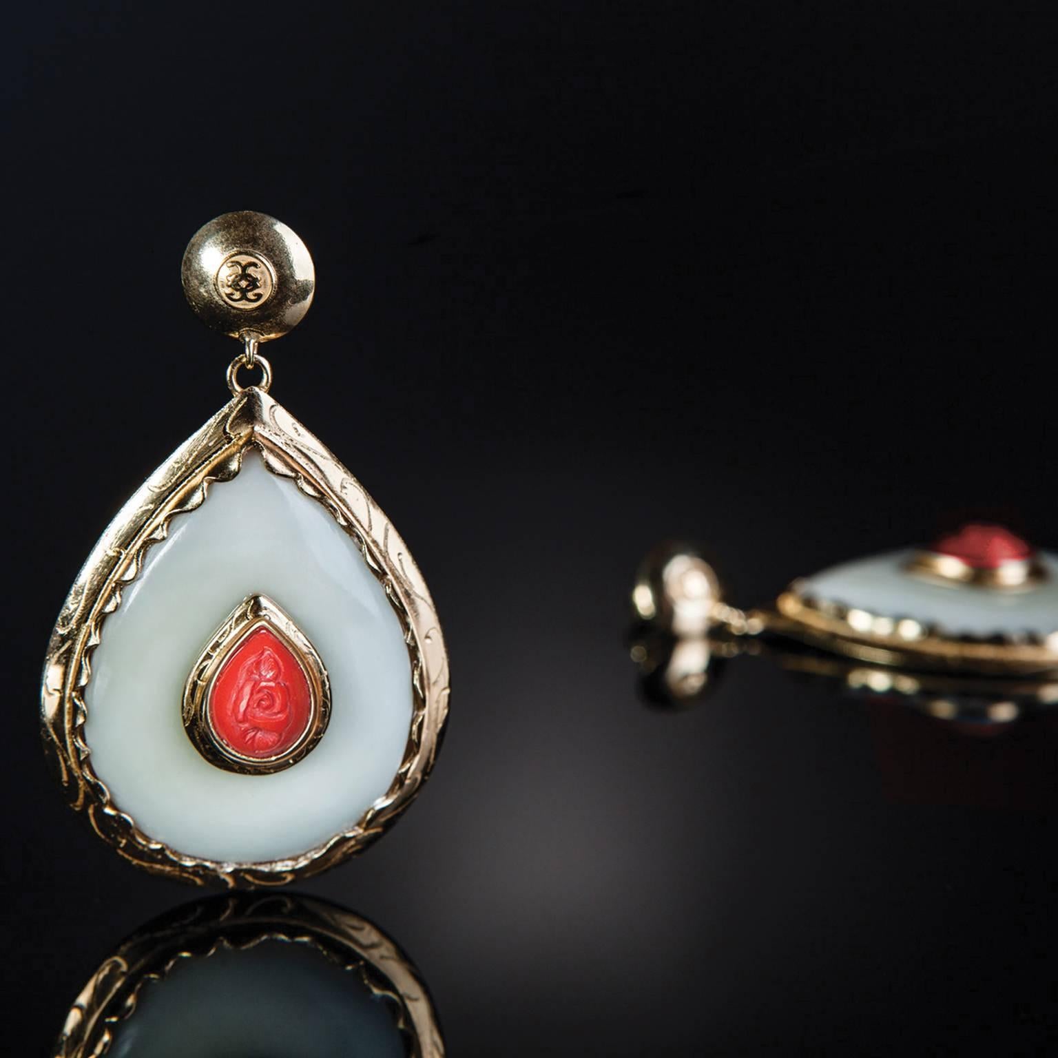  18 Karat Yellow Gold Coral Nuvory Nut Ivory Teardrop Dangle Drop Earrings  In New Condition For Sale In Amsterdam, NL