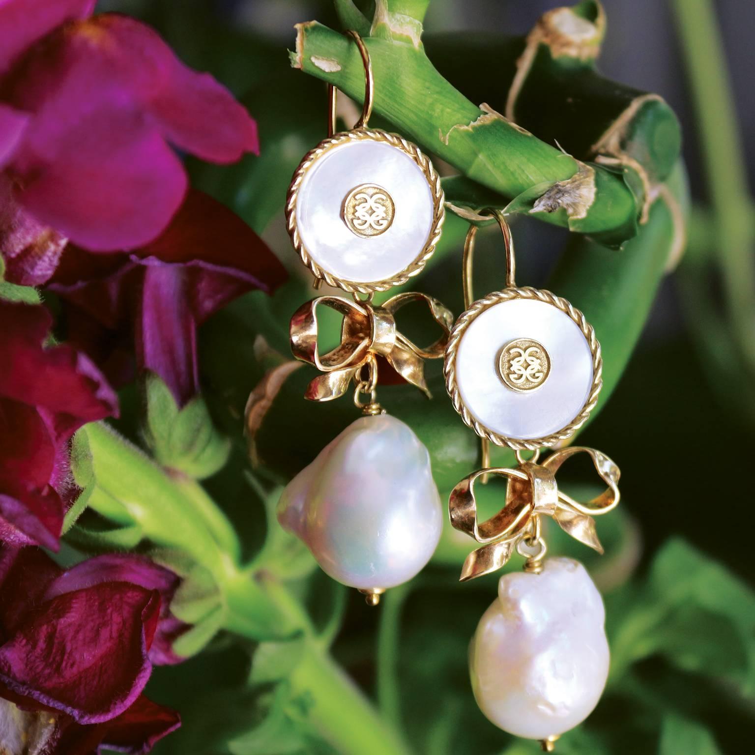 Couleurs de Geraldine Yellow Gold Dangle Pearl Earrings Interchangeable In New Condition For Sale In Amsterdam, NL