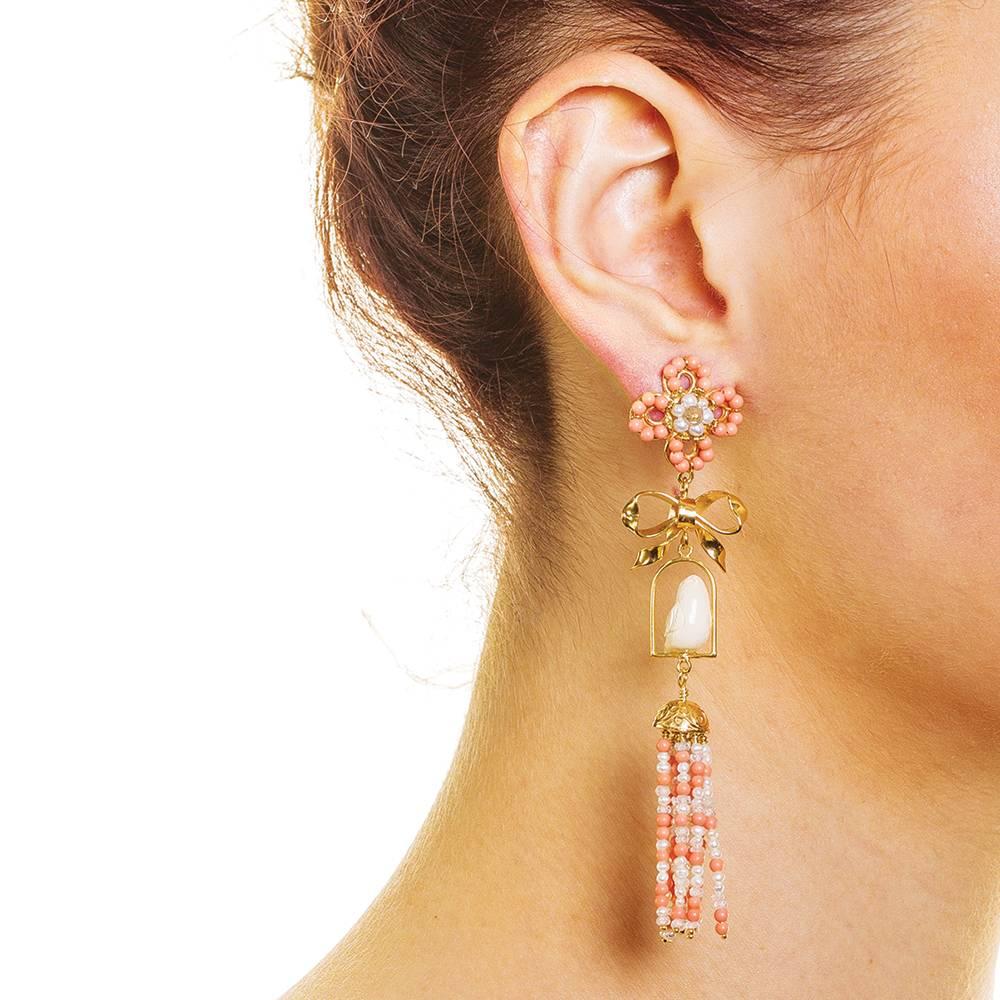 Crowned by a bow and a flower, these distinctive earrings embody lightness, beauty and freedom. Exquisite works of wearable art, handmade in the heart of Italy.
The beads on the flower and tassels are a mix of pearls, crystals and bamboo coral. 